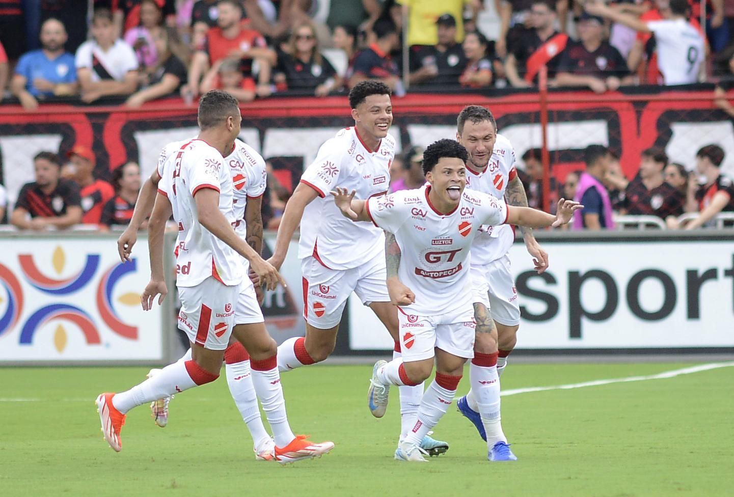 Com golaço do meio de campo, Vila Nova vence Atlético GO pelo Goiano