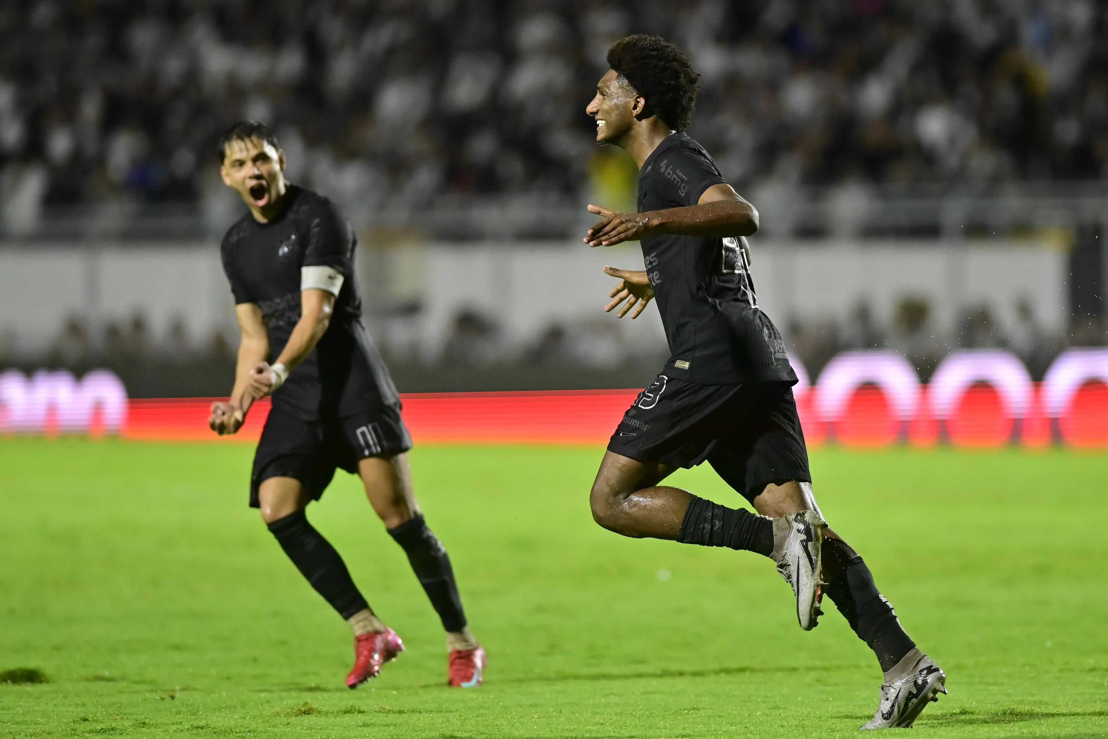 Corinthians supera gramado alagado e vence a Ponte Preta pelo Paulistão