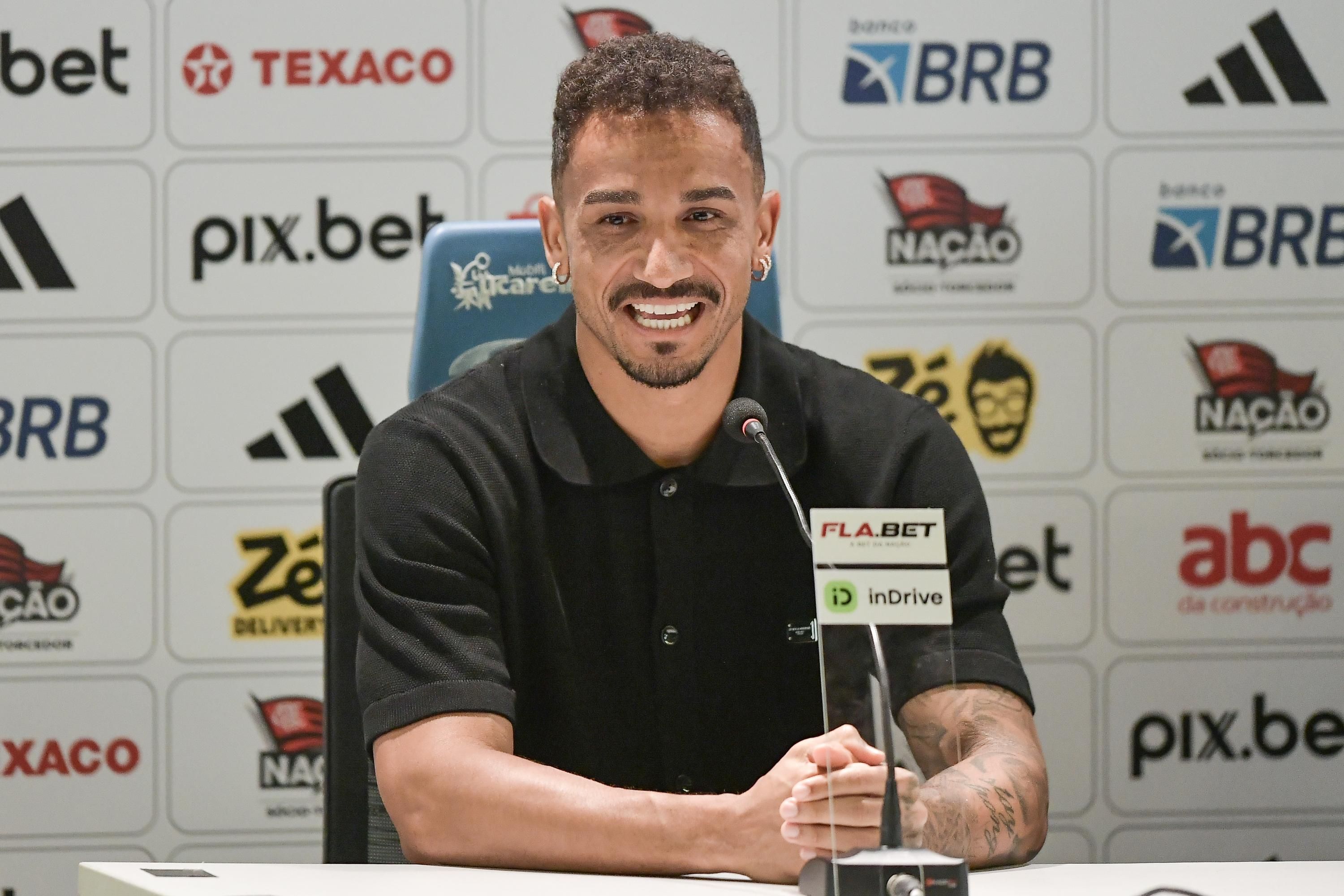 Apresentado no Flamengo, Danilo revela incentivo de craques da Seleção Brasileira