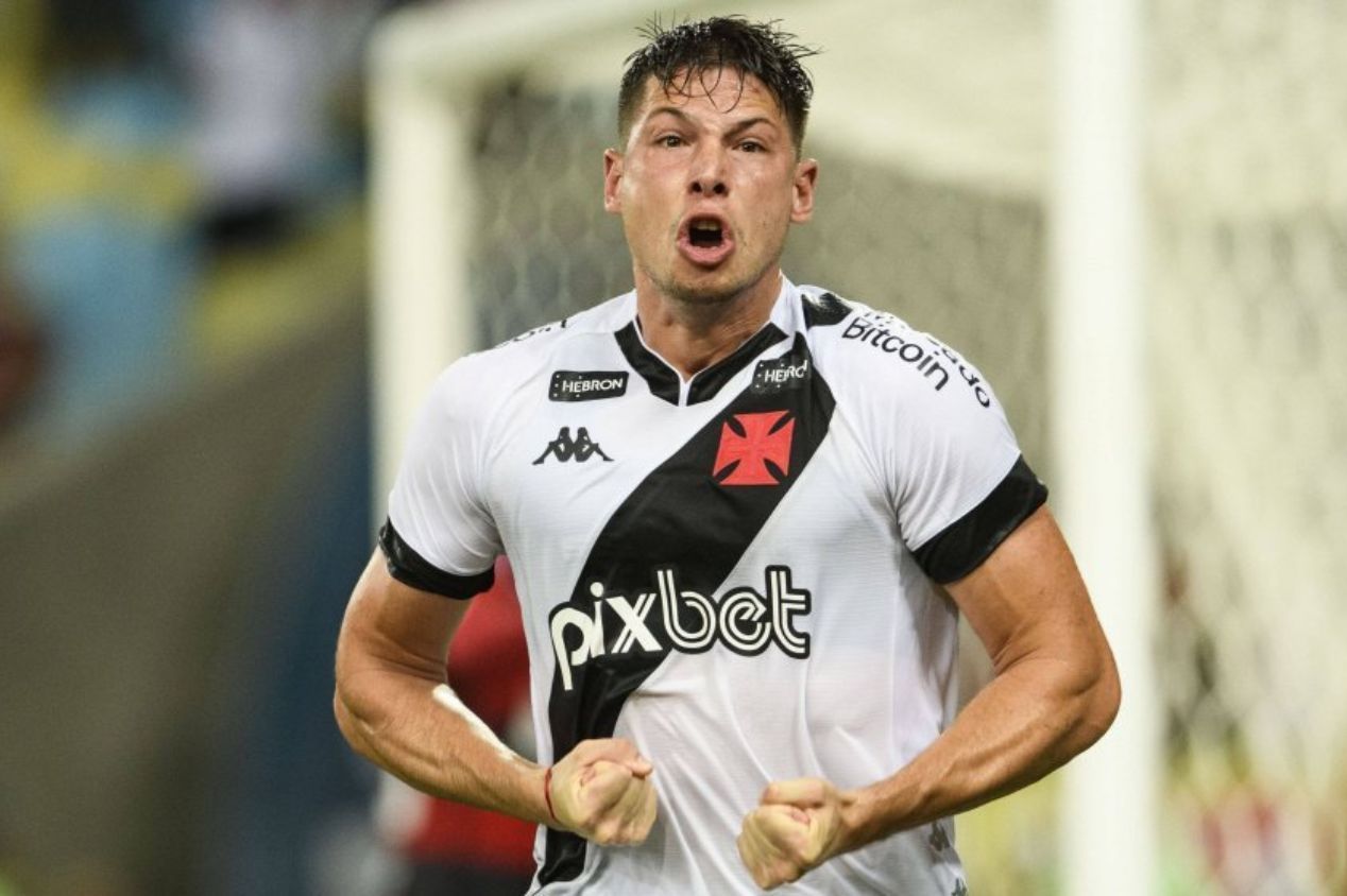 Vasco recebe sondagens e aguarda oferta oficial para liberar zagueiro argentino