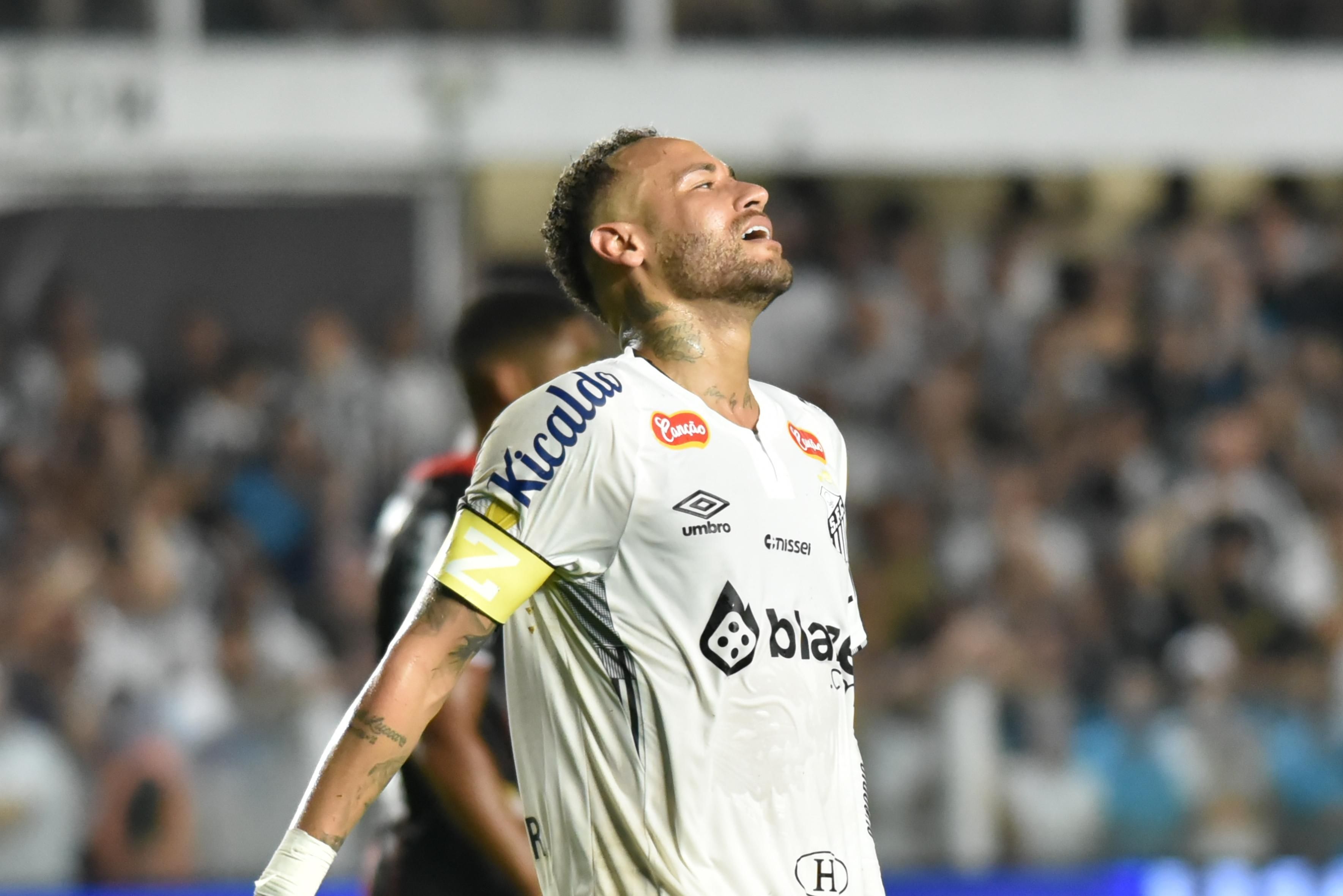Atacante revelado pelo Cruzeiro provoca Neymar ao marcar contra o Santos; veja