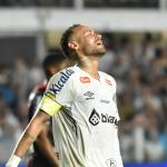 Atacante revelado pelo Cruzeiro provoca Neymar ao marcar contra o Santos; veja