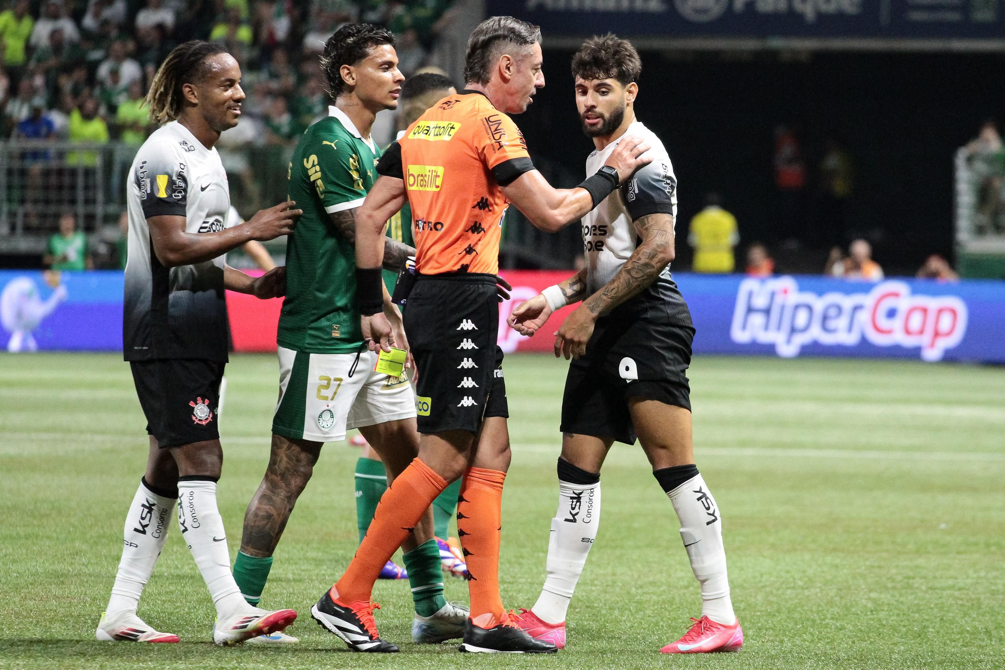 Palmeiras perde pênalti no fim, e Corinthians arranca empate com um a menos