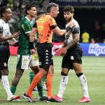 Palmeiras perde pênalti no fim, e Corinthians arranca empate com um a menos