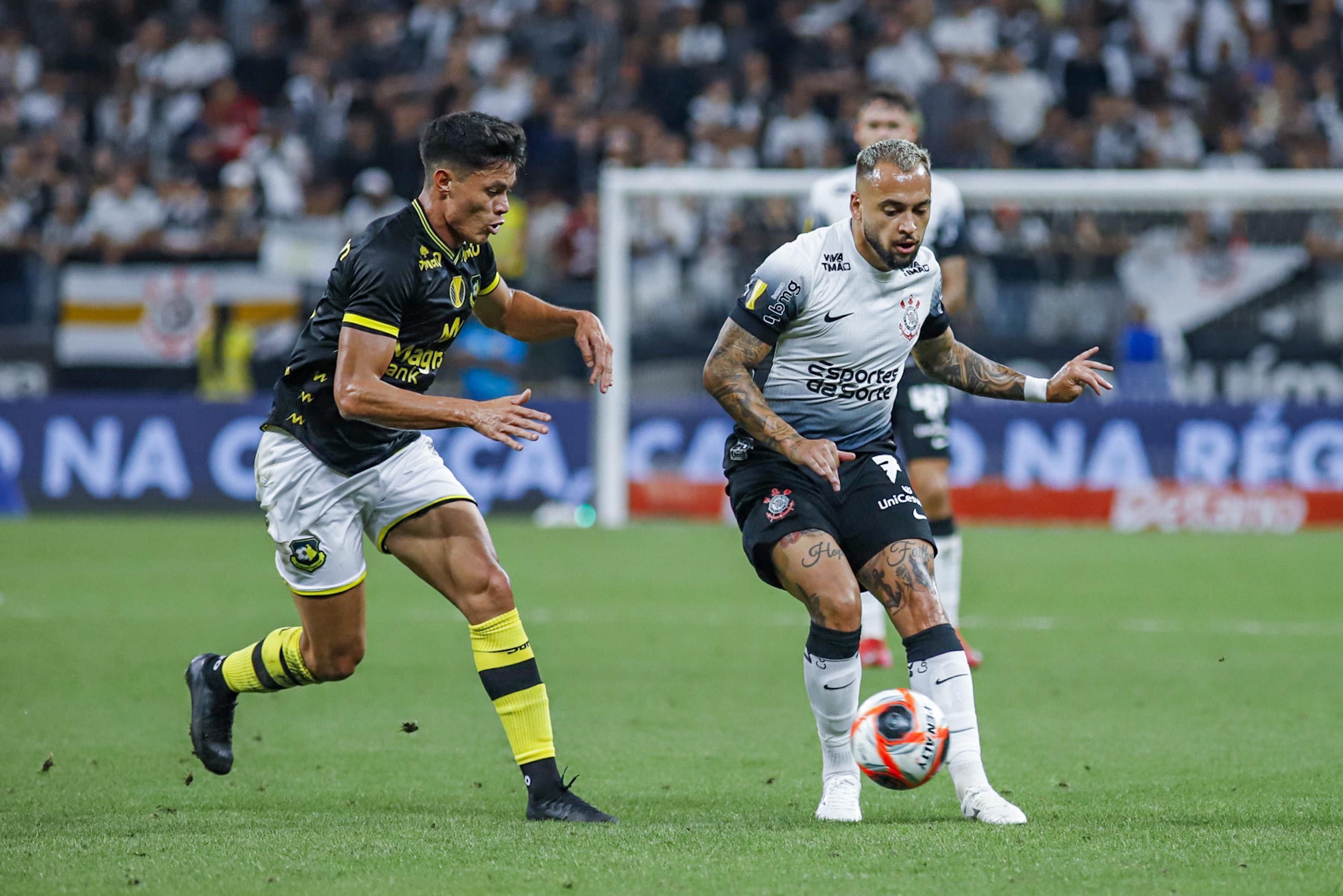 Maycon e Garro se saem bem em retorno ao Corinthians
