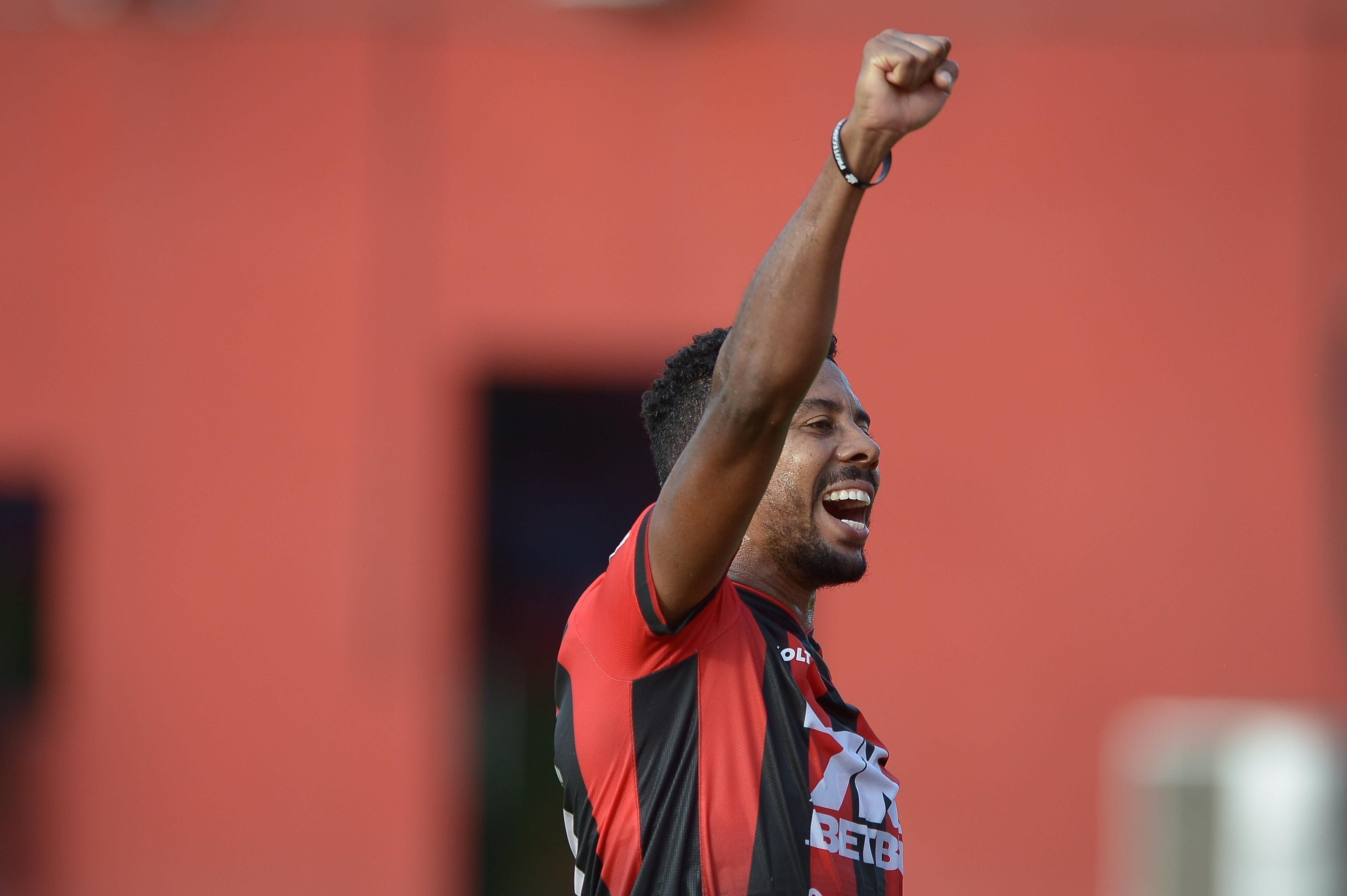 Vitória vence Jequié com gol de ex-Cruzeiro e segue líder do Baiano