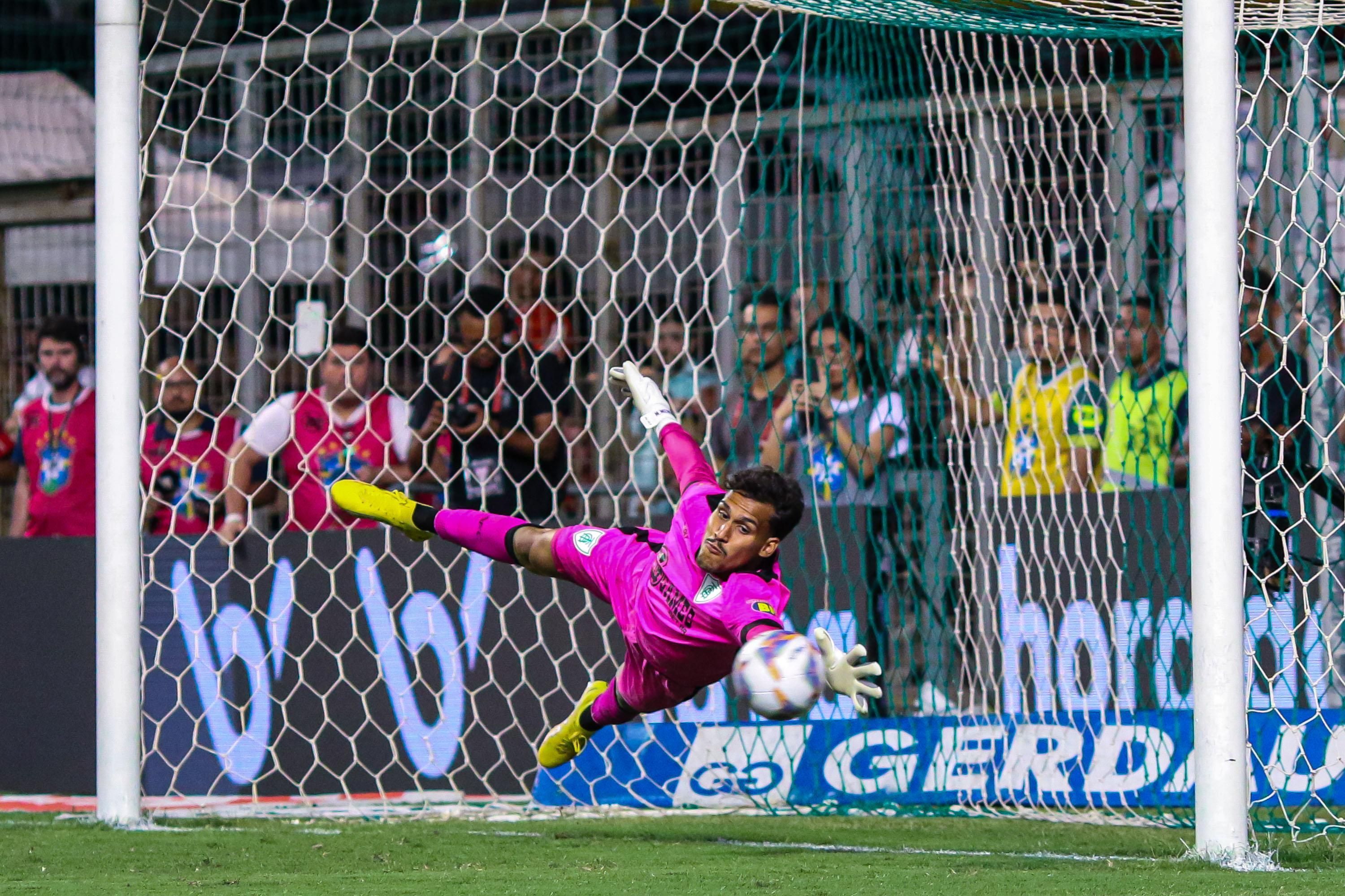 Goleiro do América cita possível menosprezo e manda recado após classificação