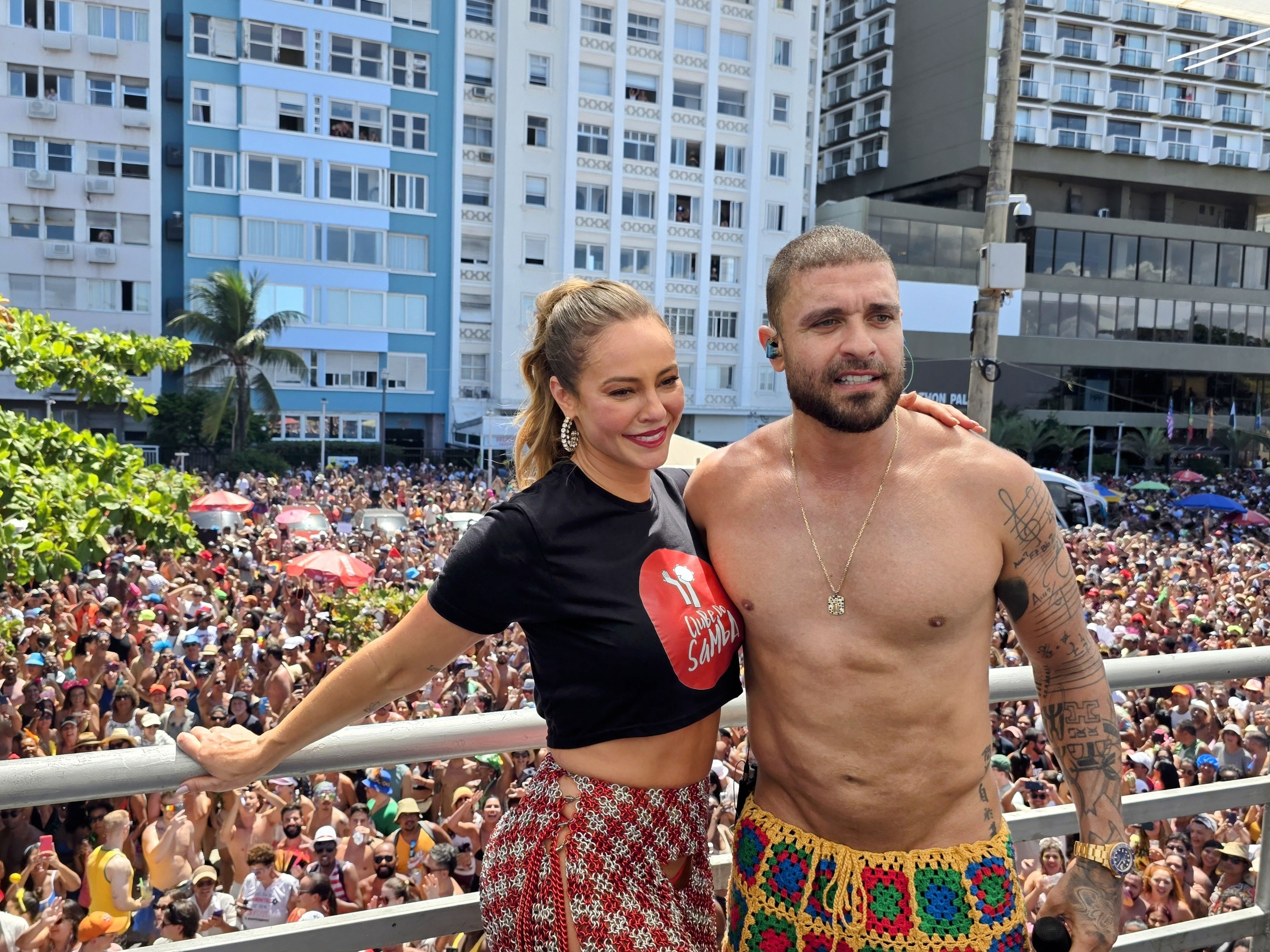 Paolla Oliveira dá show em bloco de Diogo Nogueira antes da despedida da Sapucaí