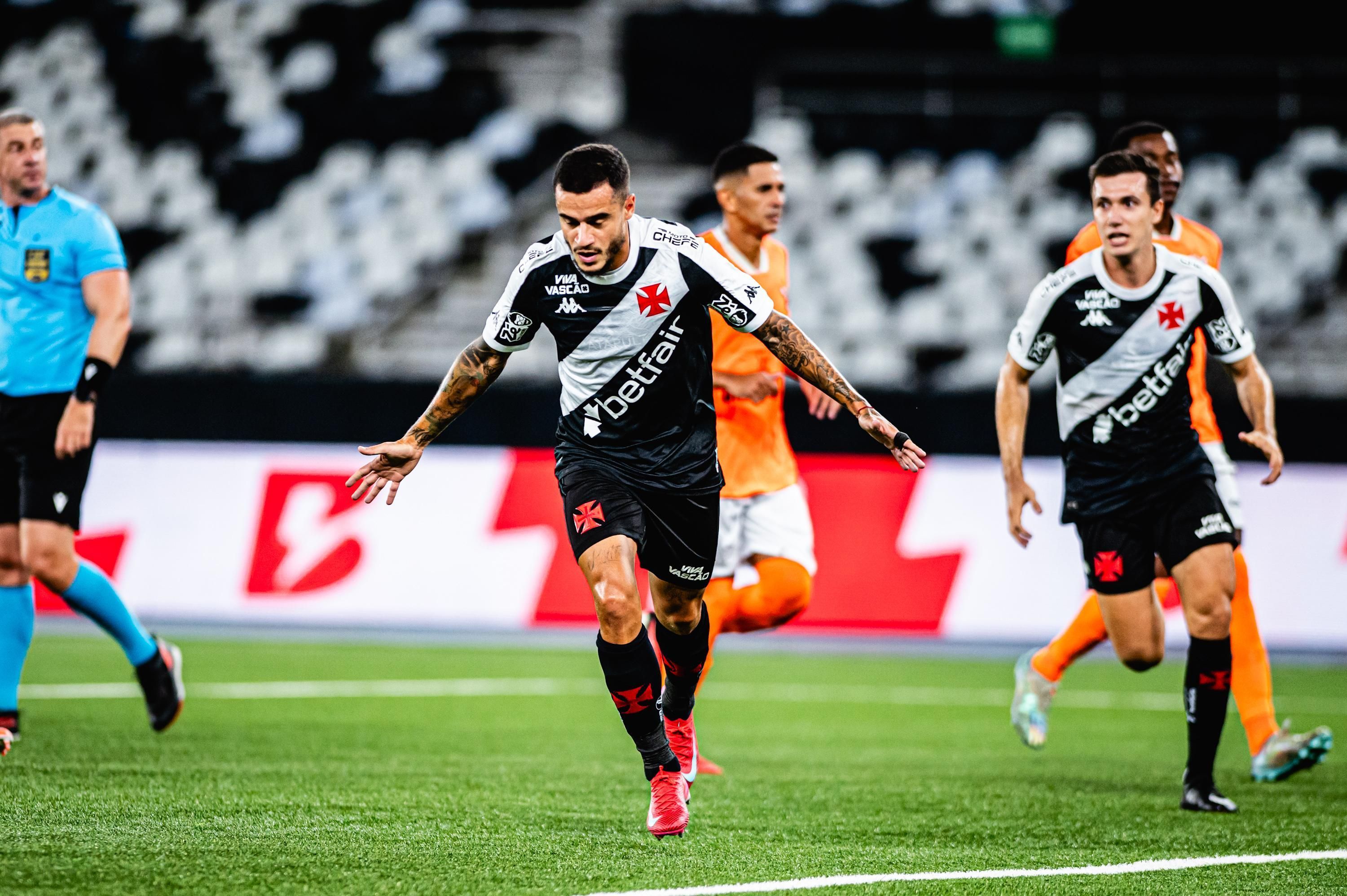Com pintura de Coutinho, Vasco atropela o Nova Iguaçu pela Copa do Brasil
