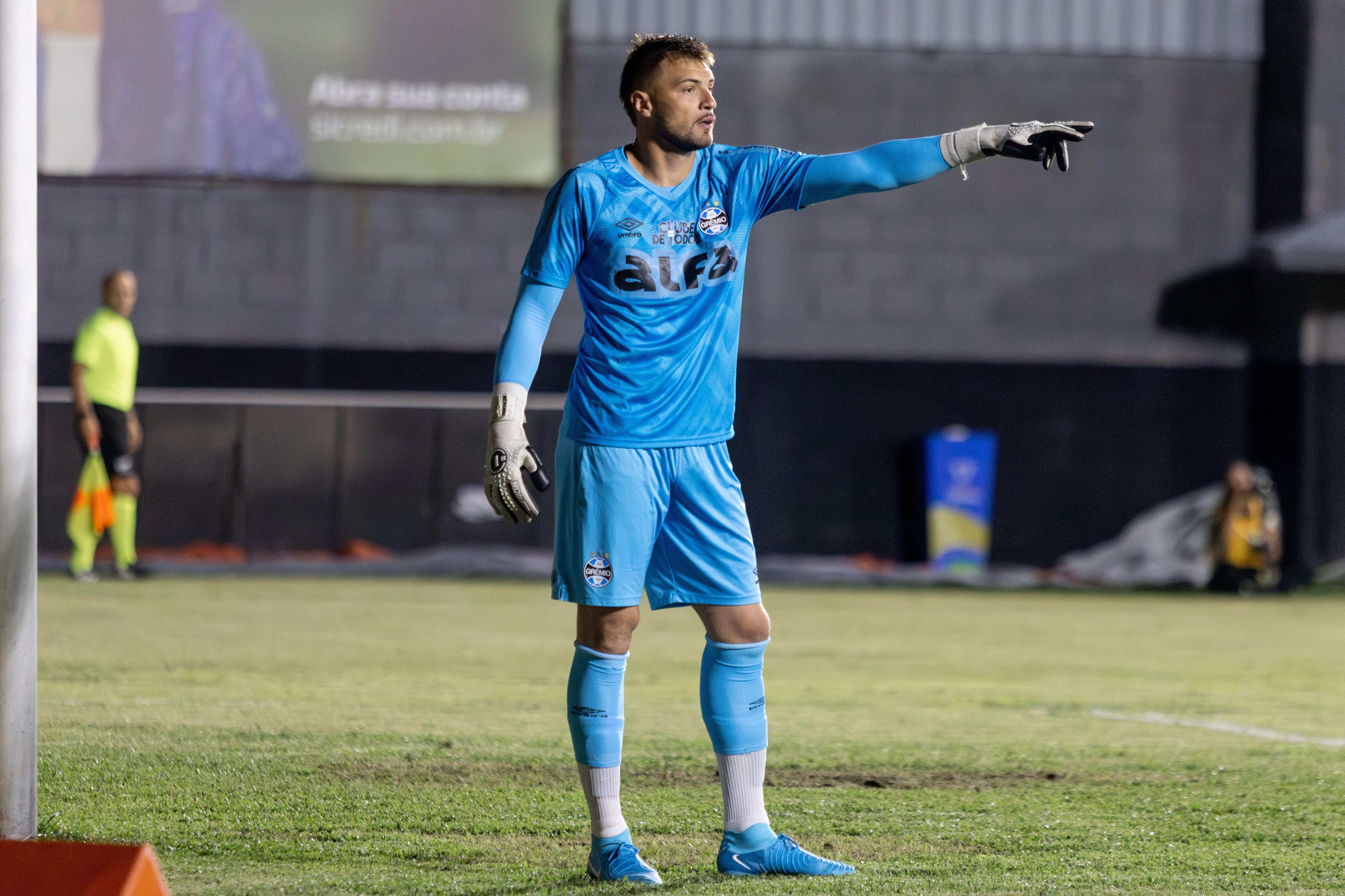 Goleiro do Grêmio exalta classificação e critica gramado da Arena Sicredi