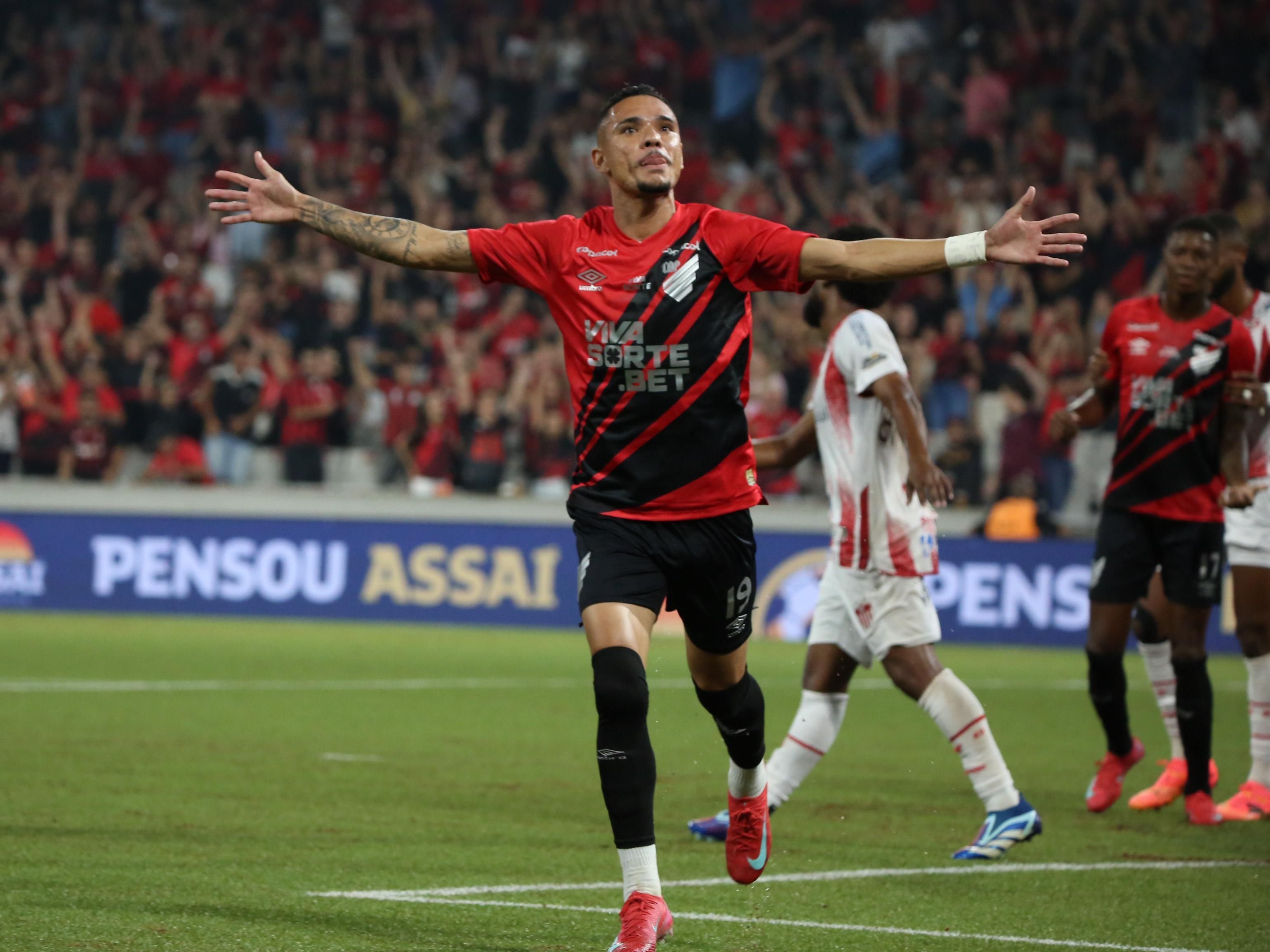 Com hat-trick de Luiz Fernando, Athletico vence Guarany de Bagé e avança na Copa do Brasil