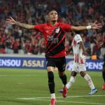 Com hat-trick de Luiz Fernando, Athletico vence Guarany de Bagé e avança na Copa do Brasil