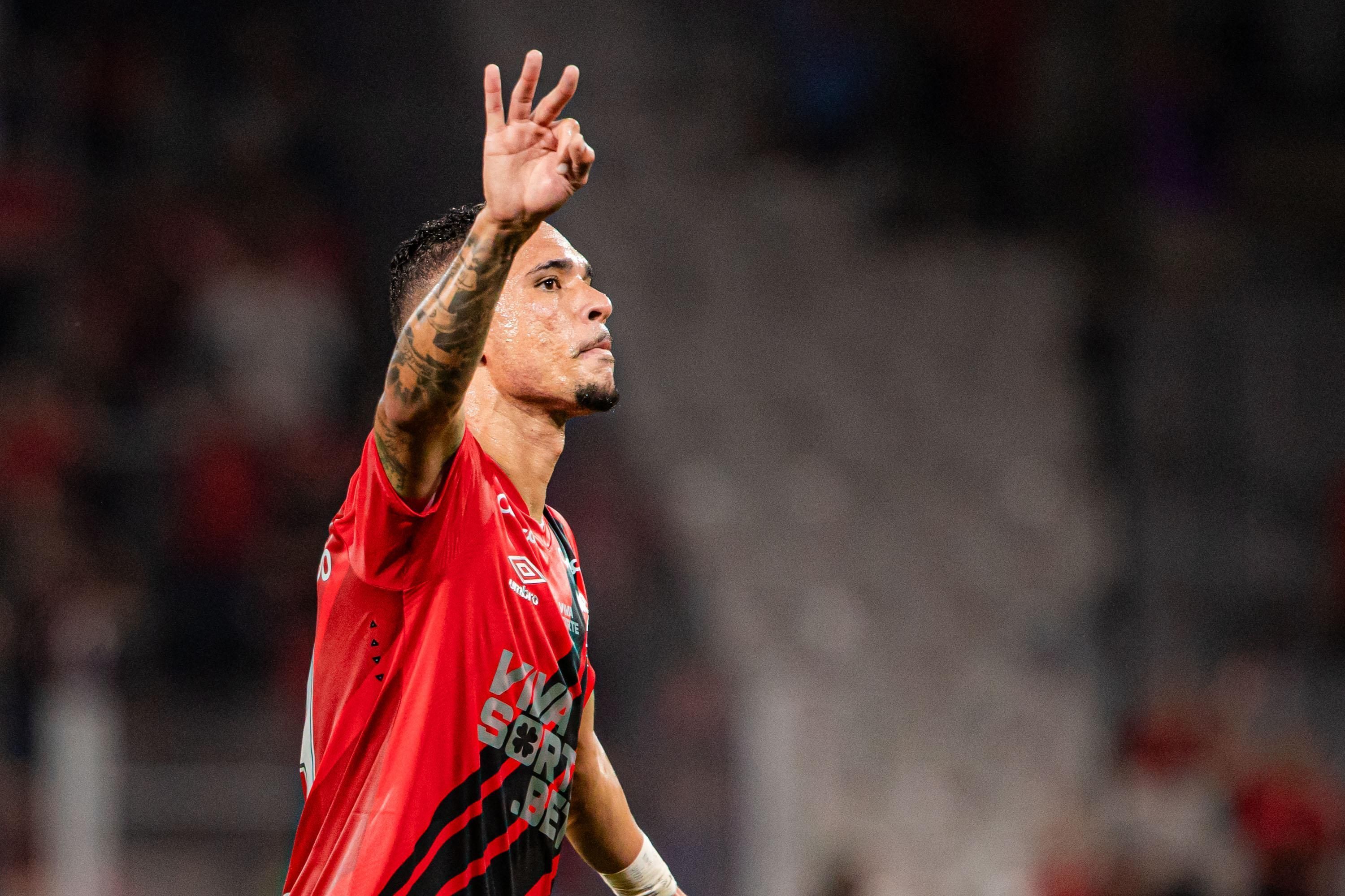 Luiz Fernando escolhe música surpreendente após marcar hat-trick pelo Athletico