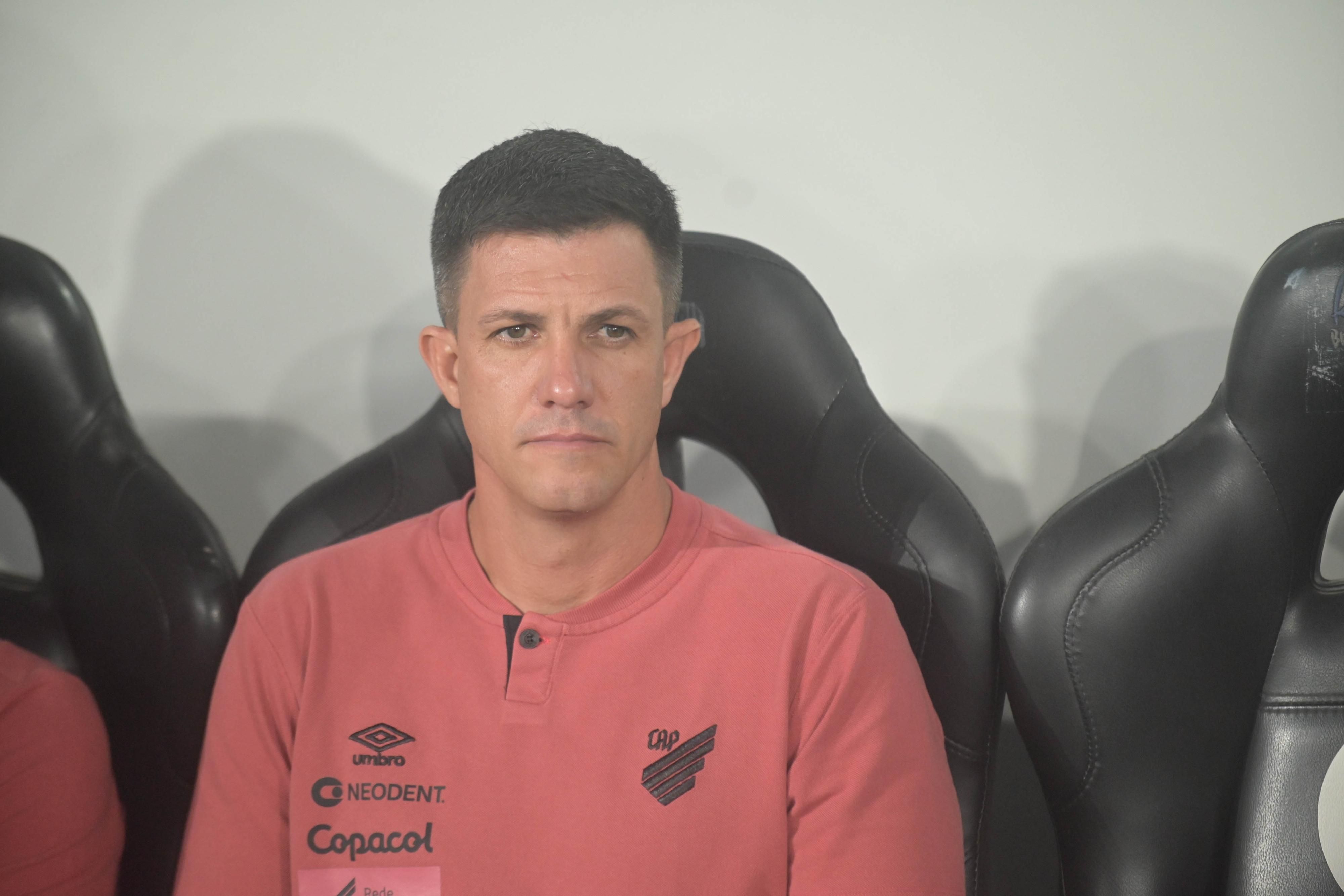 Técnico do Athletico fala sobre sequência pesada de jogos nos próximos dias