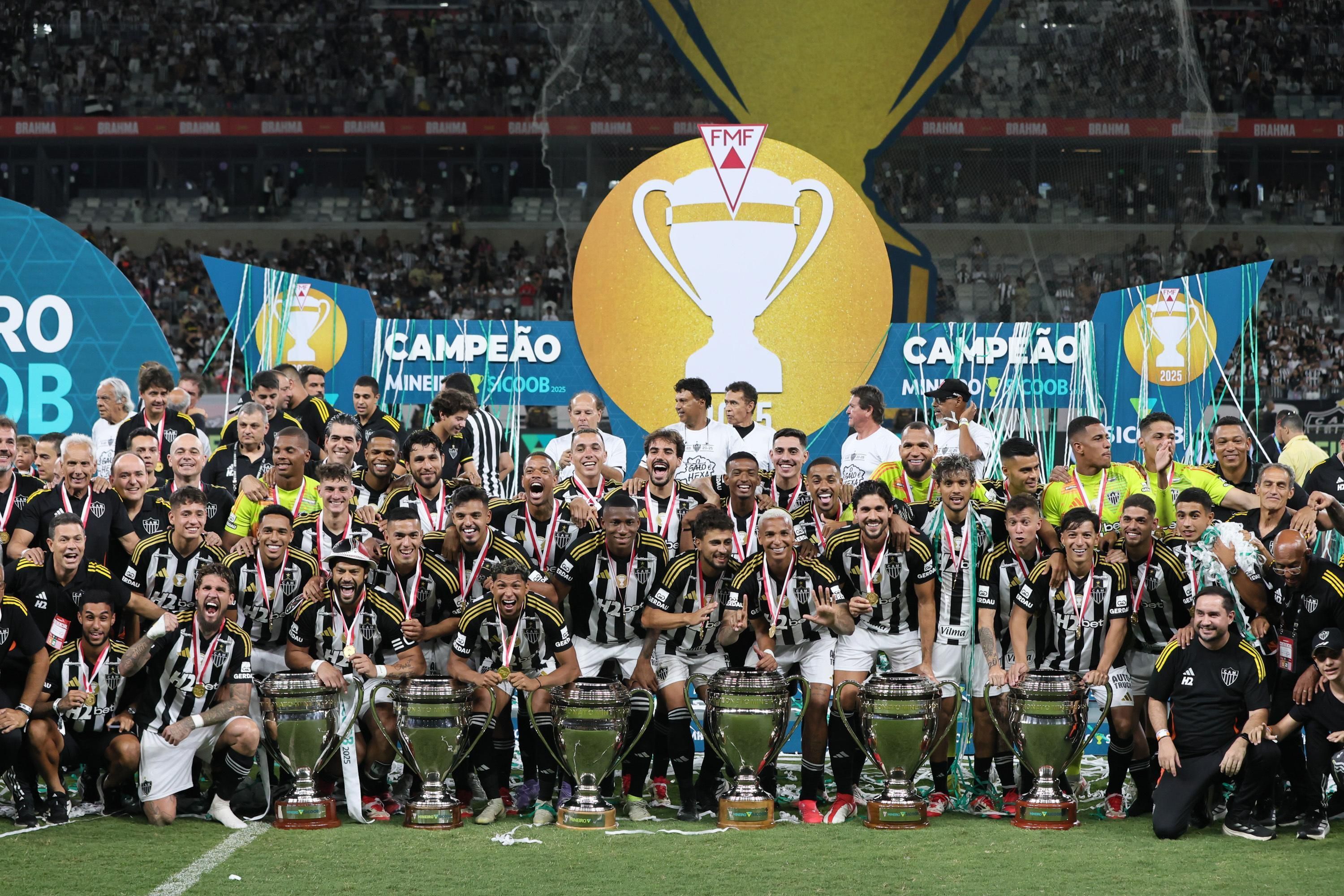 Elenco do Atlético posa com taças do hexacampeonato após título do Mineiro
