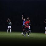 Athletico e Maringá erguem 'cartão antirrascismo' em campanha pela conscientização
