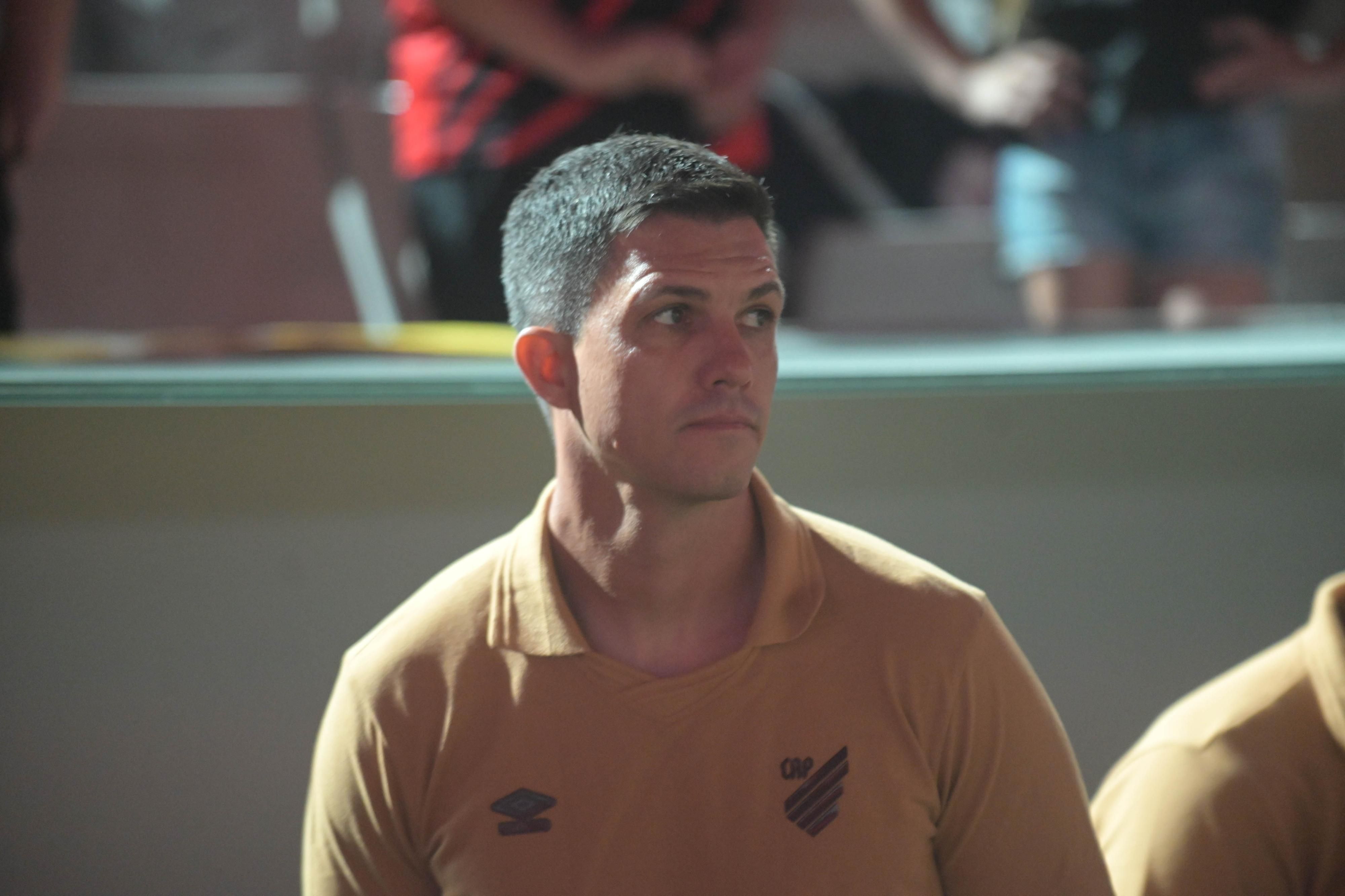 Barbieri vai repetir escalação com três zagueiros no Athletico para a Série B?