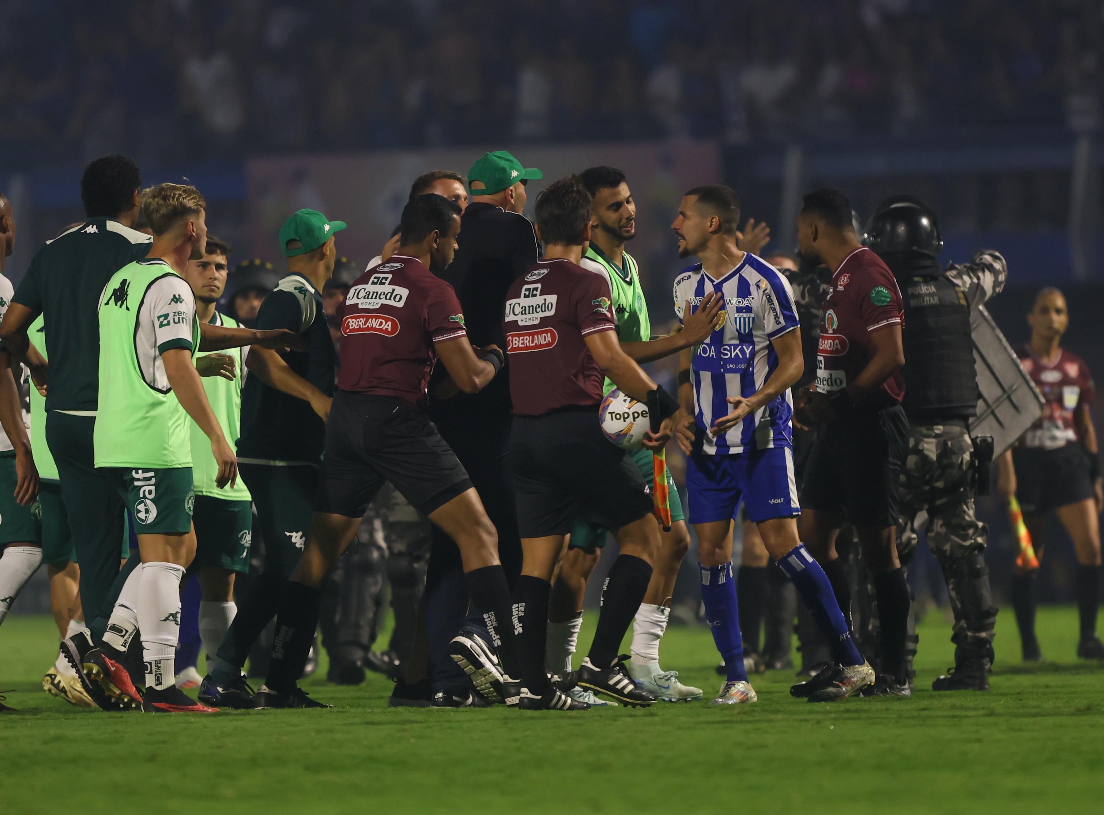 Jogador da Chapecoense se desculpa após agressão a torcedores do Avaí e pede fim de ameaças