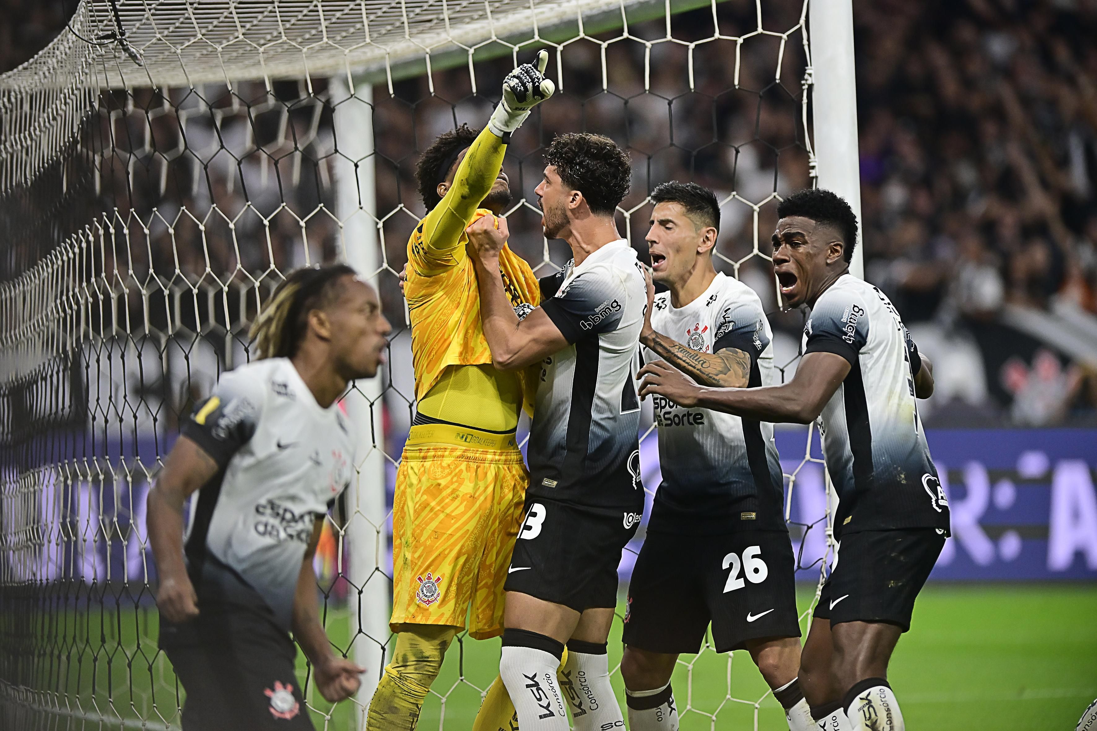 Hugo pega pênalti, Corinthians empata com Palmeiras e é campeão paulista
