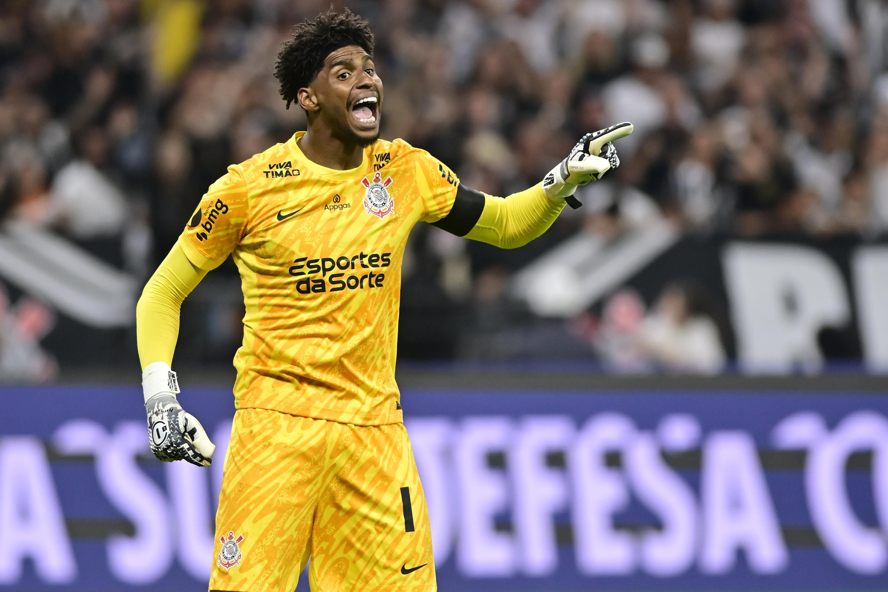 Hugo Souza iguala marca de Dida e garante título paulista do Corinthians