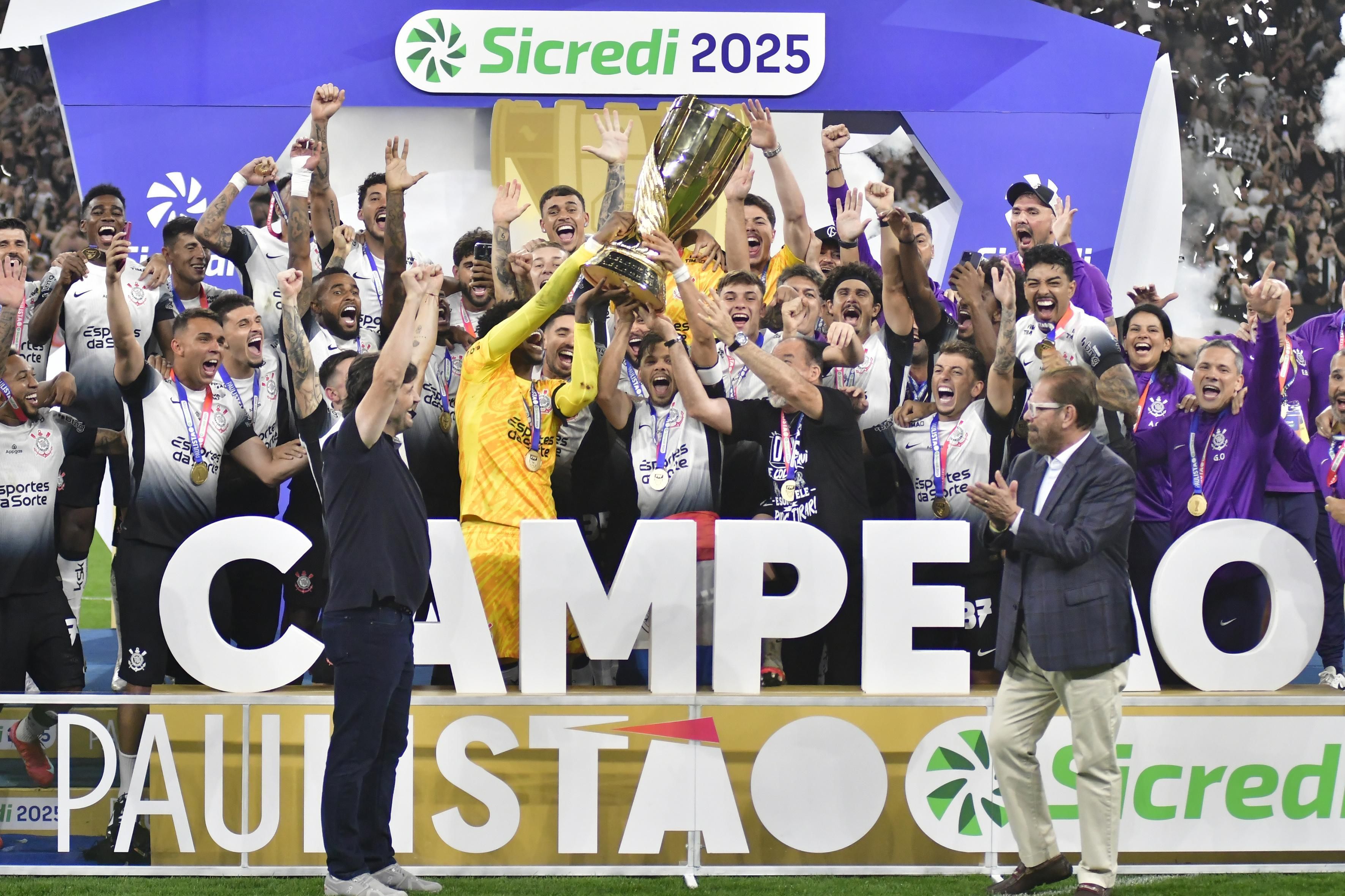 Jogadores do Corinthians erguem taça de campeão paulista; assista