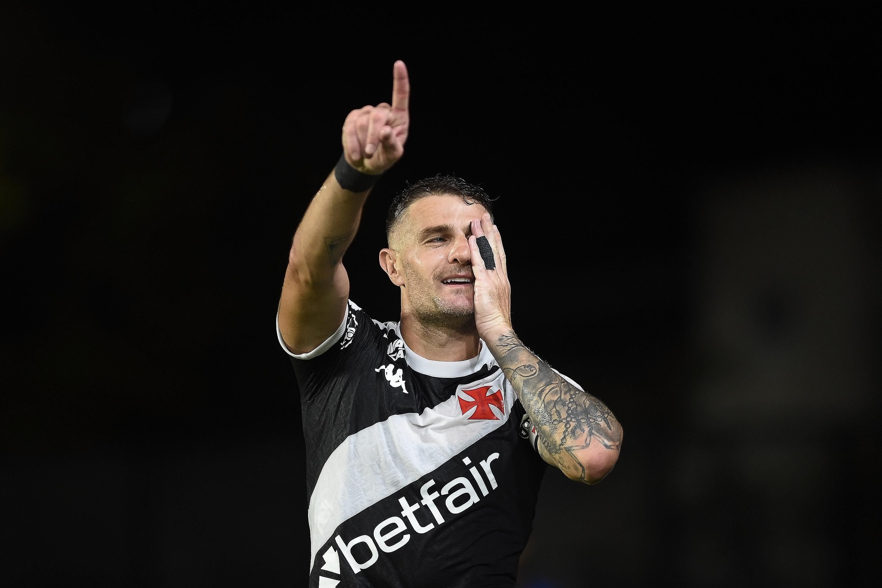 Vegetti decide, e Vasco vence Santos de virada em estreia pelo Brasileiro
