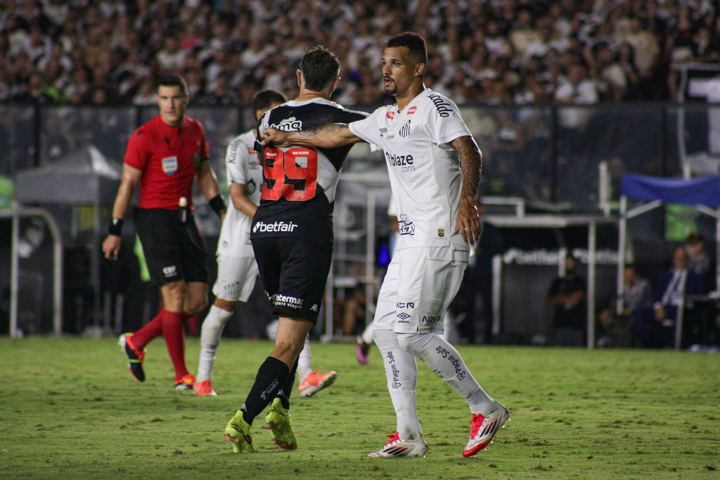 Zagueiro ex-Cruzeiro é criticado após falha em derrota do Santos no Brasileiro