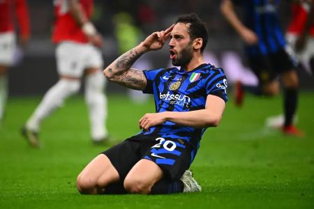 Çalhanoglu comemorando gol pela Inter de Milão
