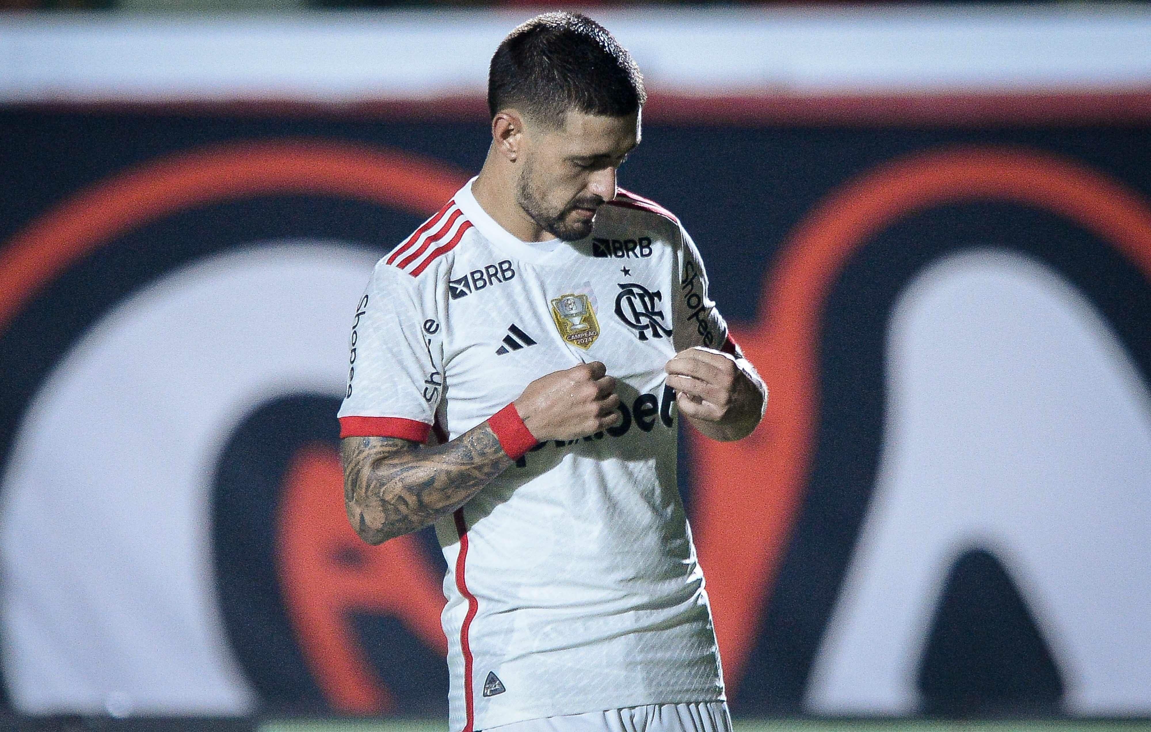 Flamengo bate o Vitória no Barradão e vence a primeira no Brasileiro