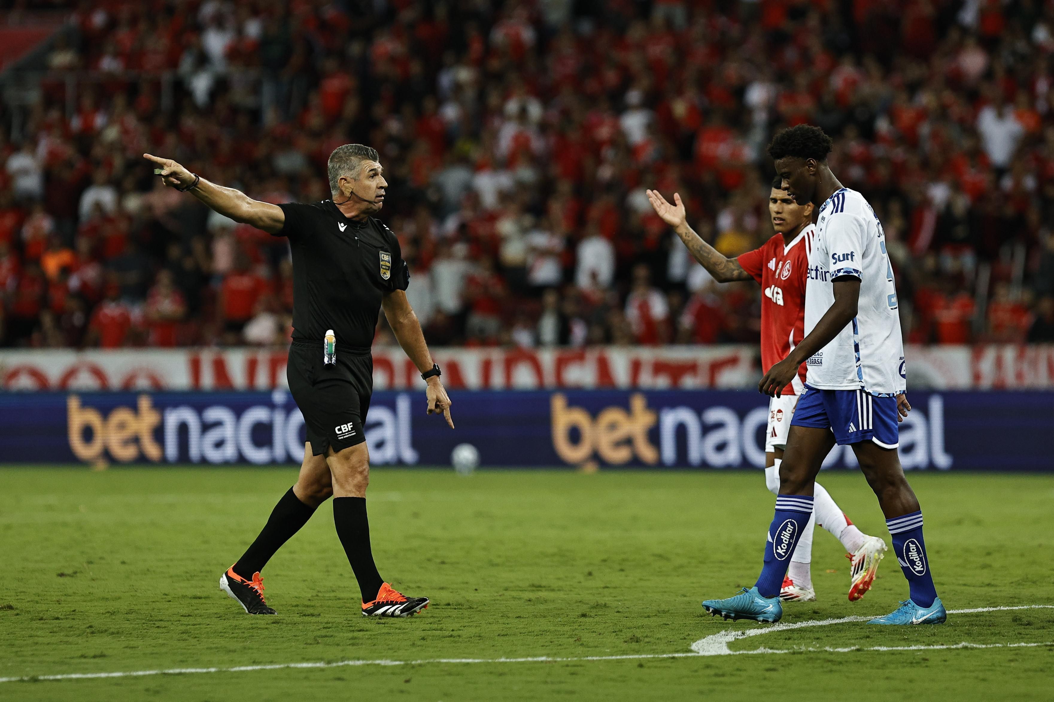 Súmula de Inter x Cruzeiro: árbitro detalha expulsão de Jonathan Jesus