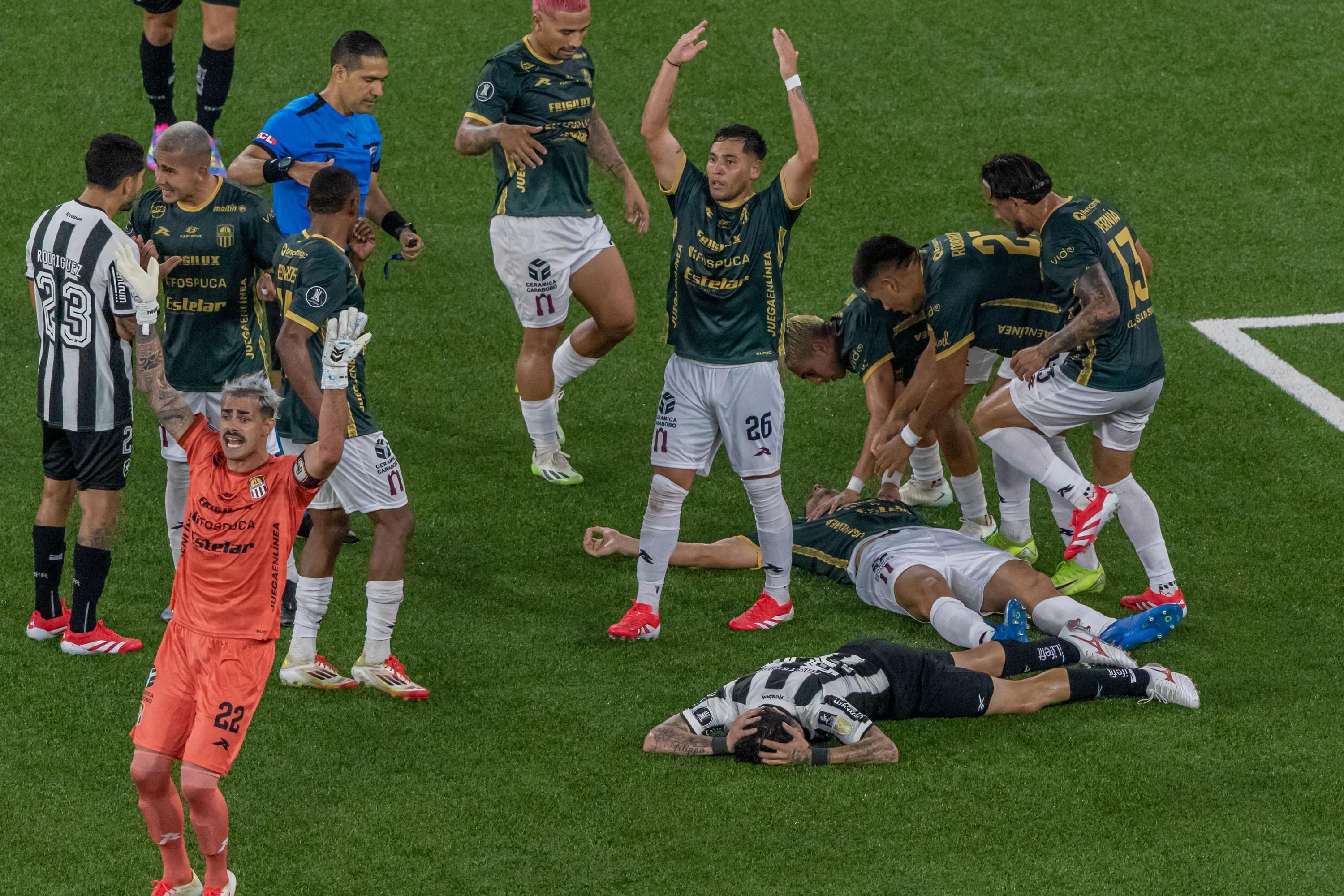 Botafogo x Carabobo: jogador é retirado de ambulância após choque de cabeça