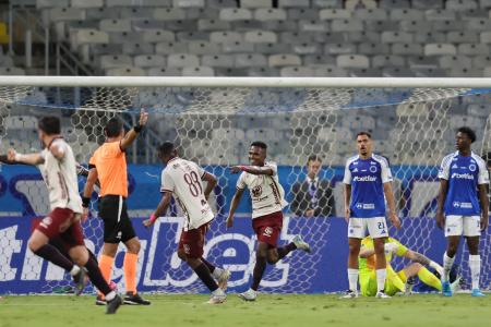 Orejuela comemora gol do Mushuc Runa sobre o Cruzeiro, no Mineirão, pela Sul-Americana