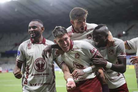 Bentaberry, do Mushuc Runa, comemora gol da vitória sobre o Cruzeiro