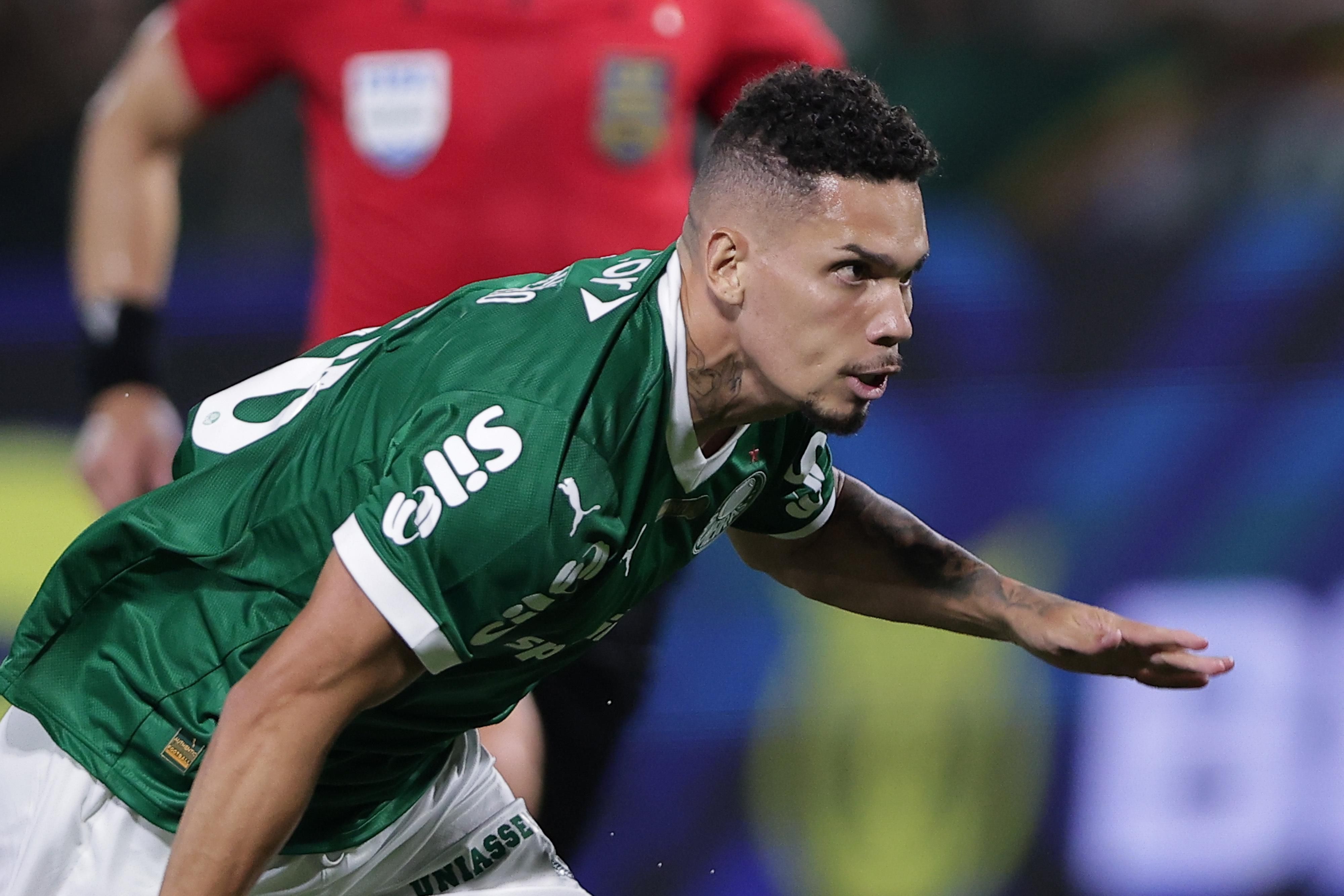 Paulinho estreia pelo Palmeiras e celebra retorno após grave lesão