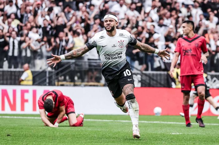 Depay balançou as redes duas vezes contra o Sport Depay balançou as redes duas vezes contra o Sport
