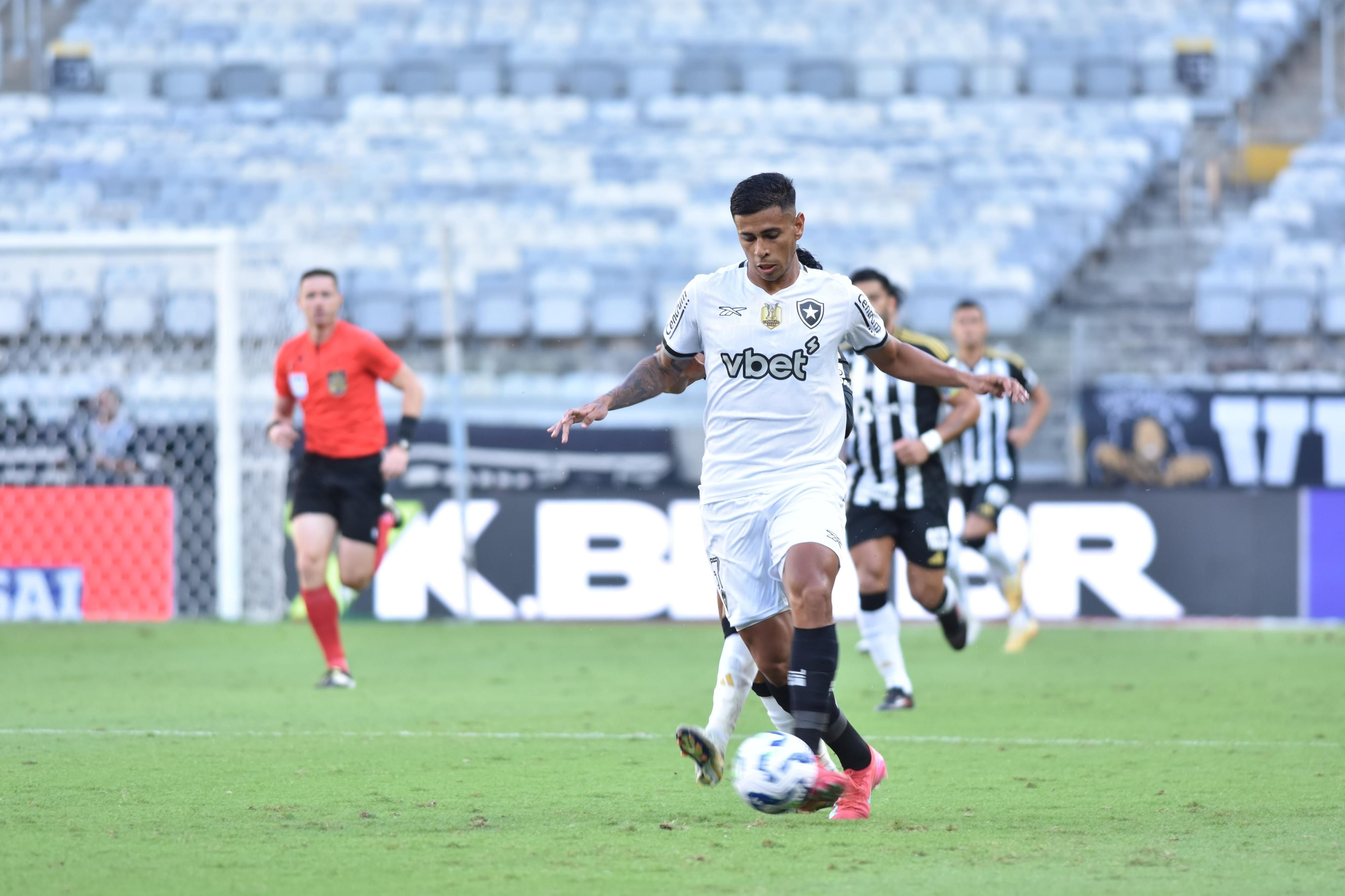 Jogador do Botafogo é expulso após falta em Hulk, do Atlético, no Mineirão