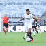 Jogador do Botafogo é expulso após falta em Hulk, do Atlético, no Mineirão