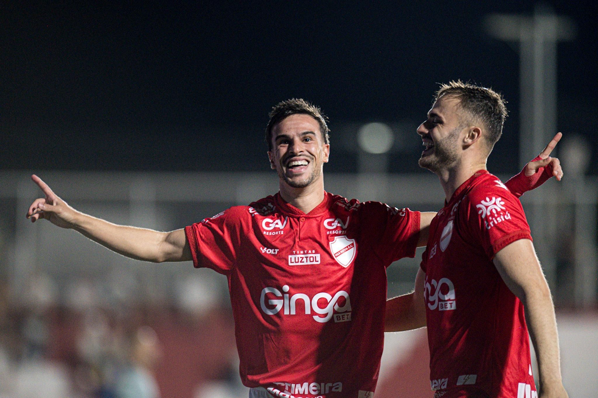 Vila Nova vence Chapecoense e assume liderança da Série B