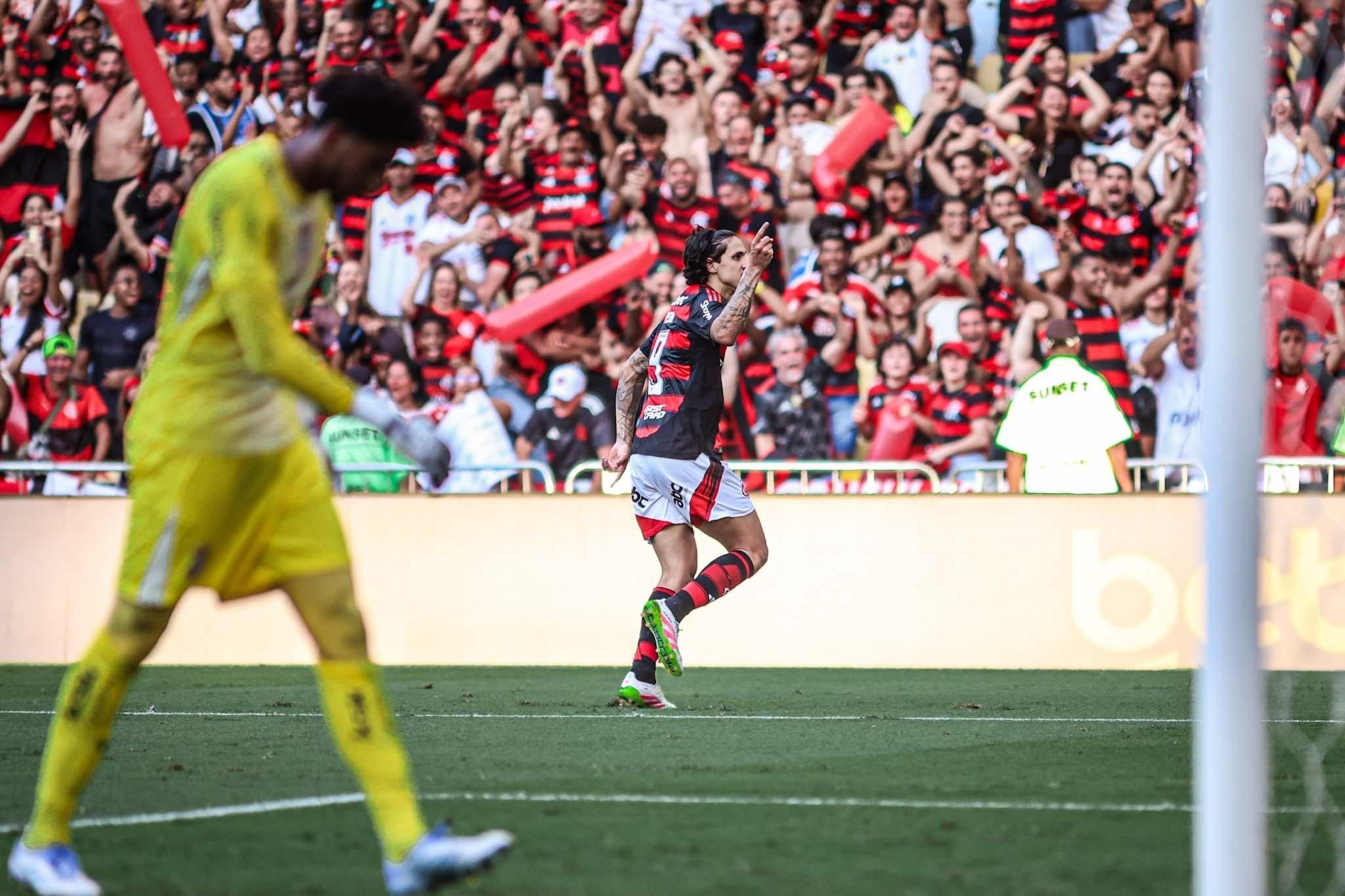 Torcida do Flamengo provoca e entoa nome de Hugo, goleiro do Corinthians