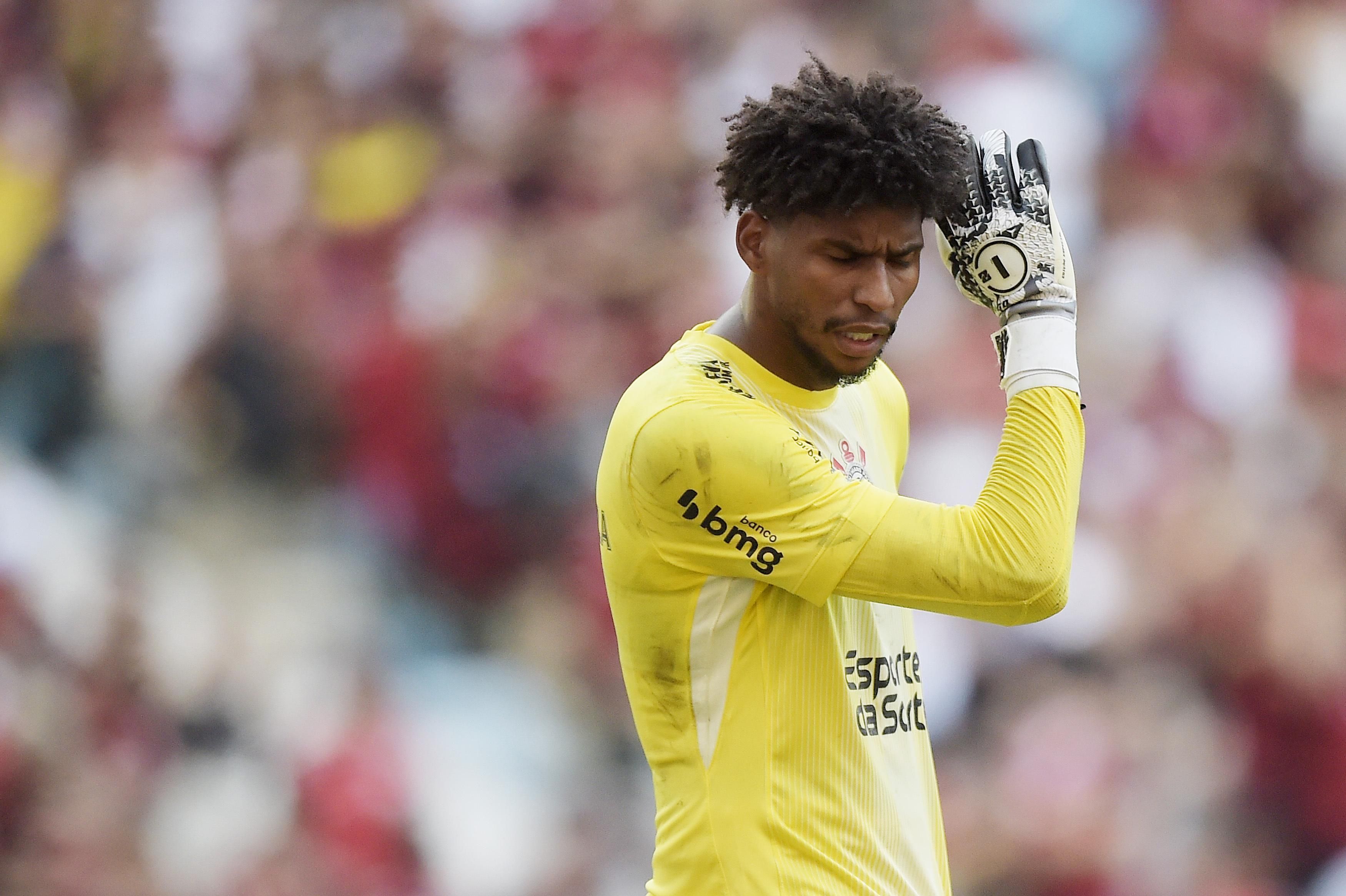 Hugo Souza cita Courtois ao justificar erros em goleada do Flamengo sobre Corinthians