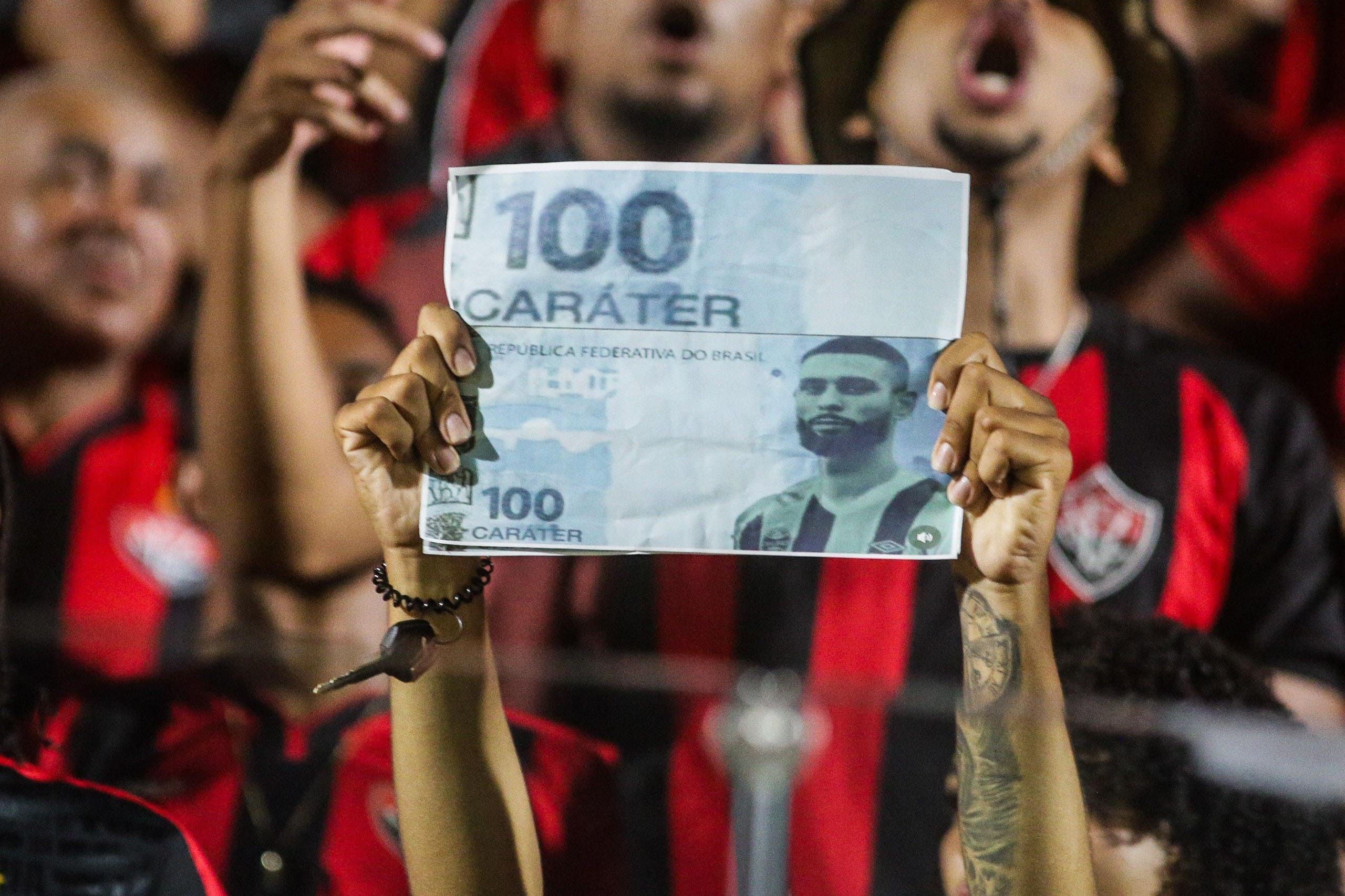 Árbitro relata cantos homofóbicos da torcida do Vitória para zagueiro do Grêmio