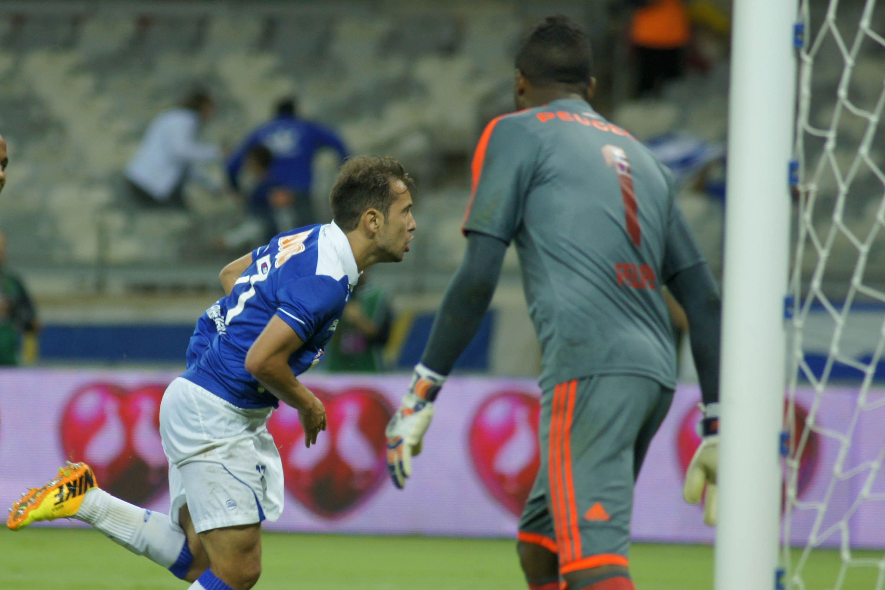 Esposa de Everton Ribeiro relembra gol icônico do meia pelo Cruzeiro: 'Surreal'
