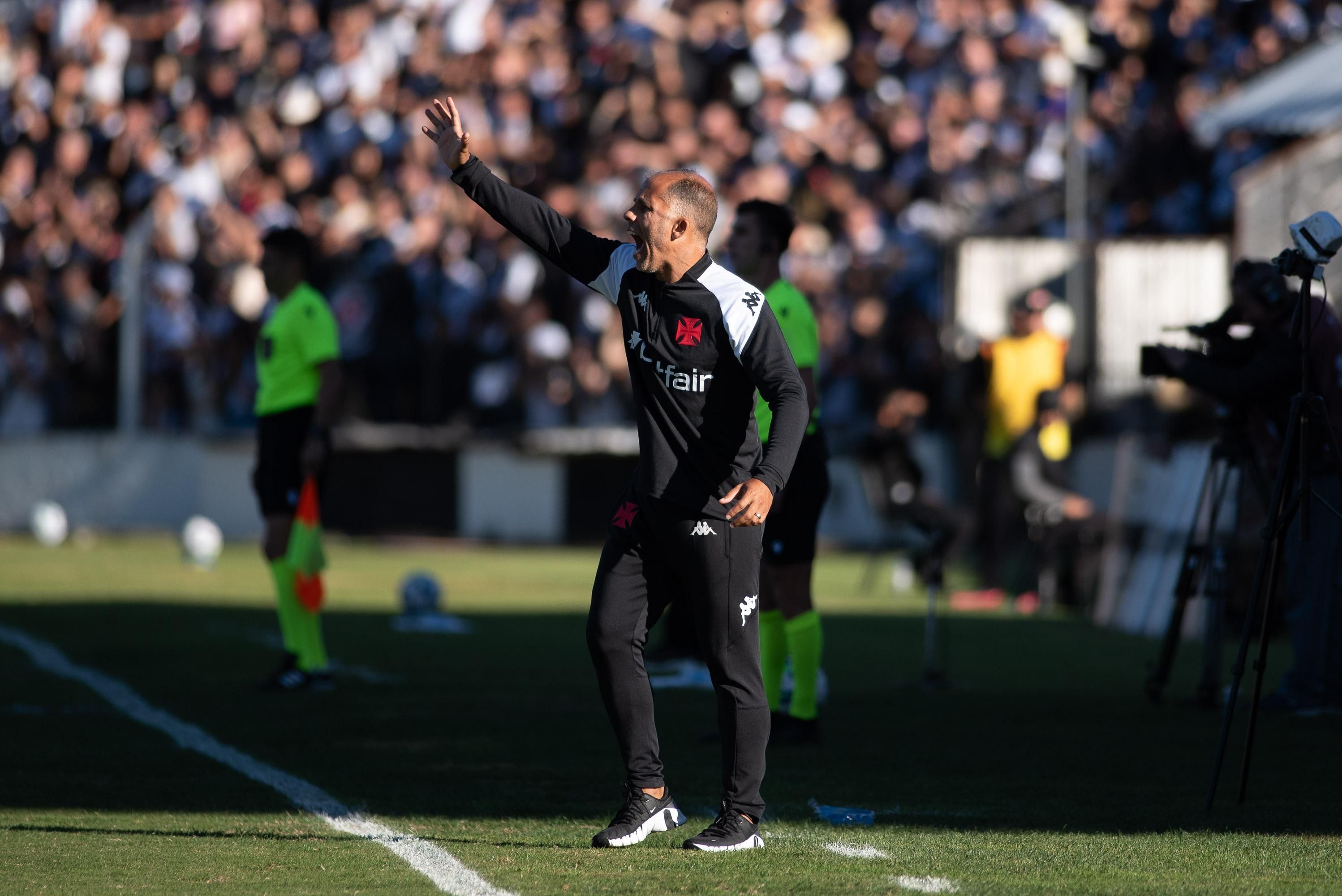 Diretor técnico do Vasco, Felipe comenta a procura de um novo treinador