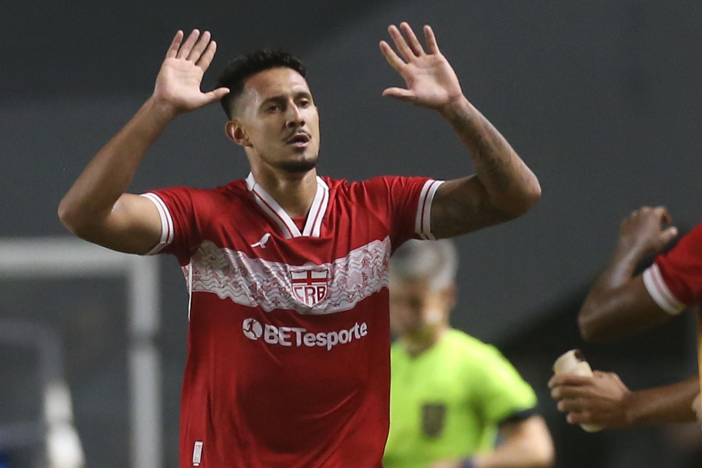 Após troca com ex-Cruzeiro, atacante do CRB celebra gol na Vila Belmiro