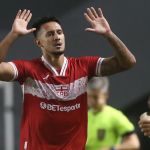 Após troca com ex-Cruzeiro, atacante do CRB celebra gol na Vila Belmiro