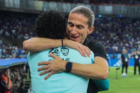 Gabigol durante reencontro com velho parceiro Bruno Henrique, técnico Filipe Luís e ex-companheiros de Flamengo
