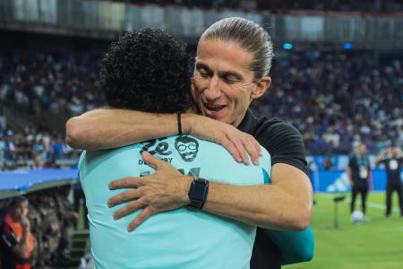 Gabigol durante reencontro com velho parceiro Bruno Henrique, técnico Filipe Luís e ex-companheiros de Flamengo