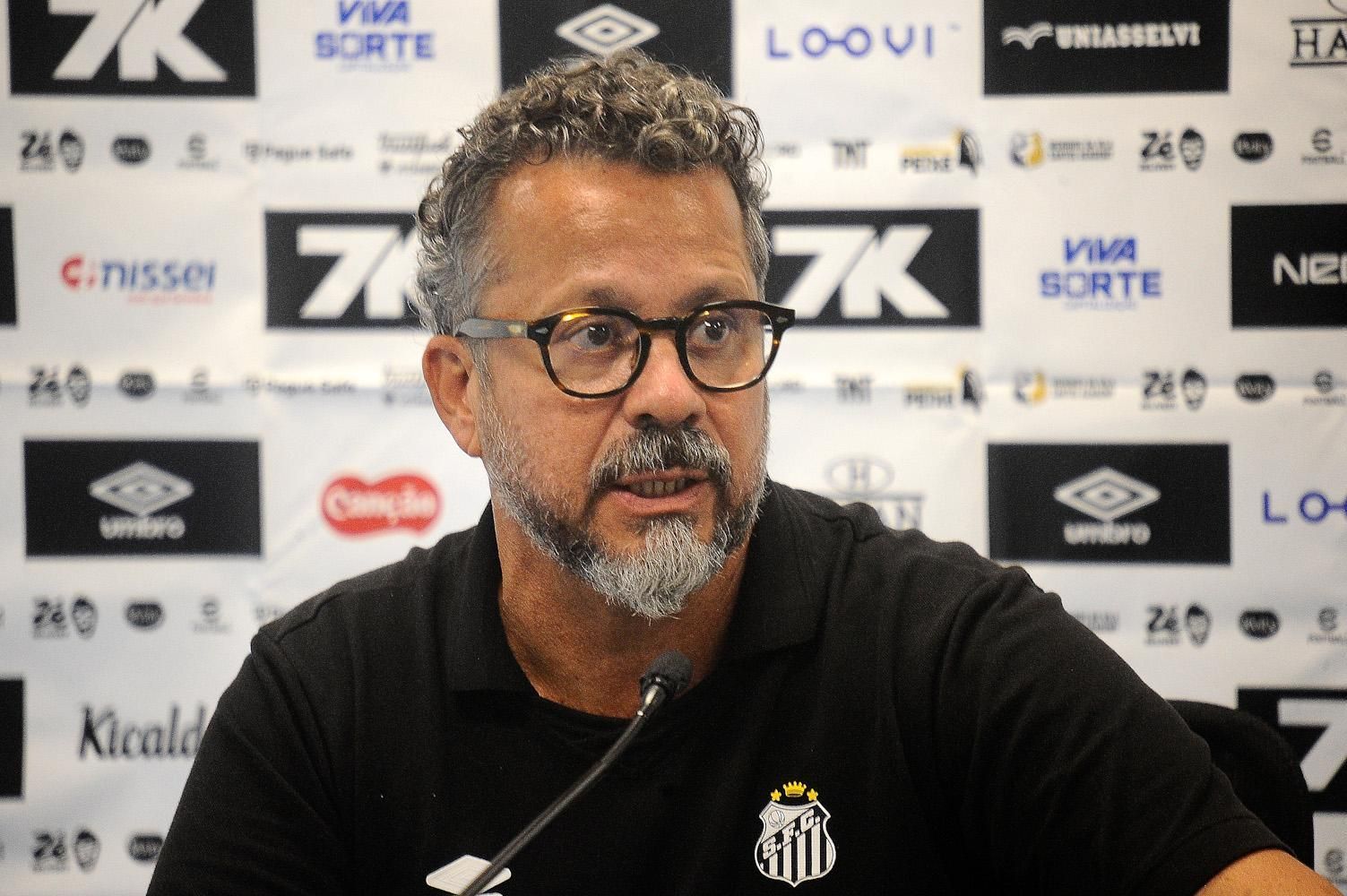 Santos: Cléber Xavier nega medo de luta contra o rebaixamento no Brasileiro