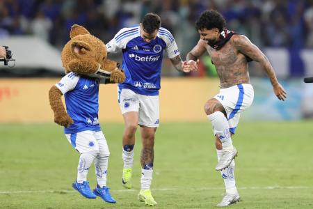 Festa do Cruzeiro após a vitória sobre o Flamengo; Gabigol, Kaio Jorge, Jardim, Cássio, Raposão e companhia foram à loucura no Mineirão
