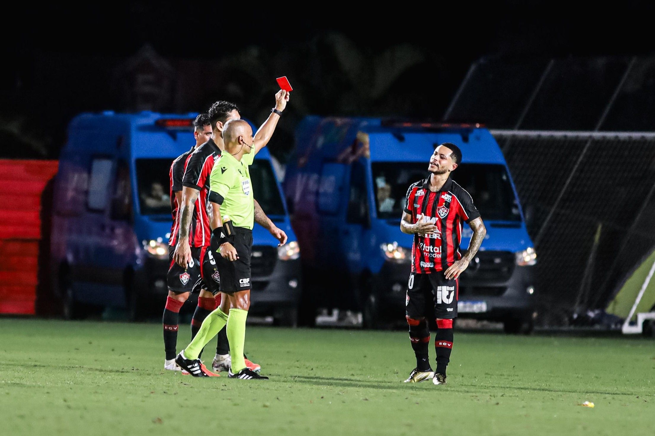 Meia do Vitória é expulso e vira desfalque para o clássico Ba-Vi
